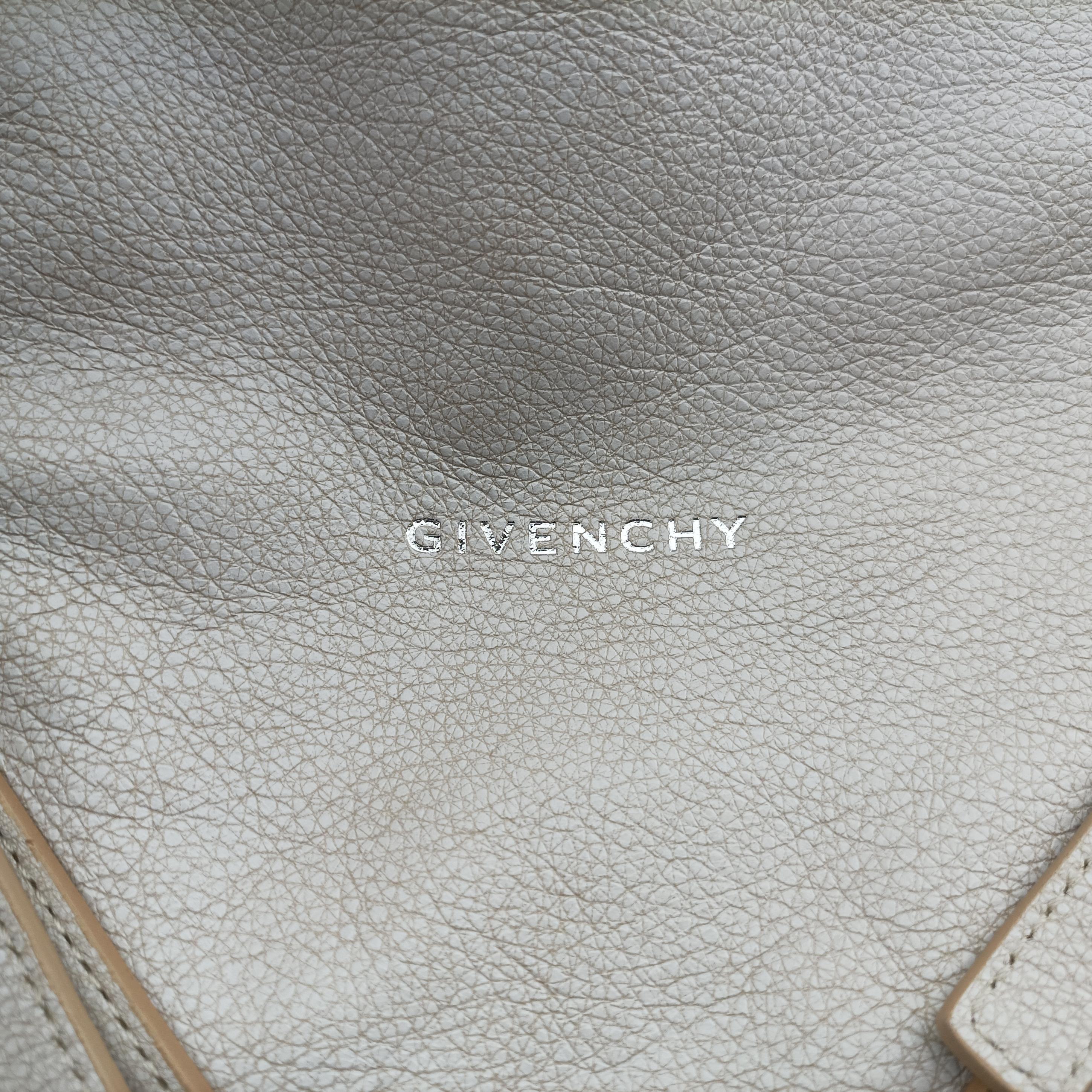Vintage Givenchy Voyou Medium White Leather  shoulderbag | stylenewstar
