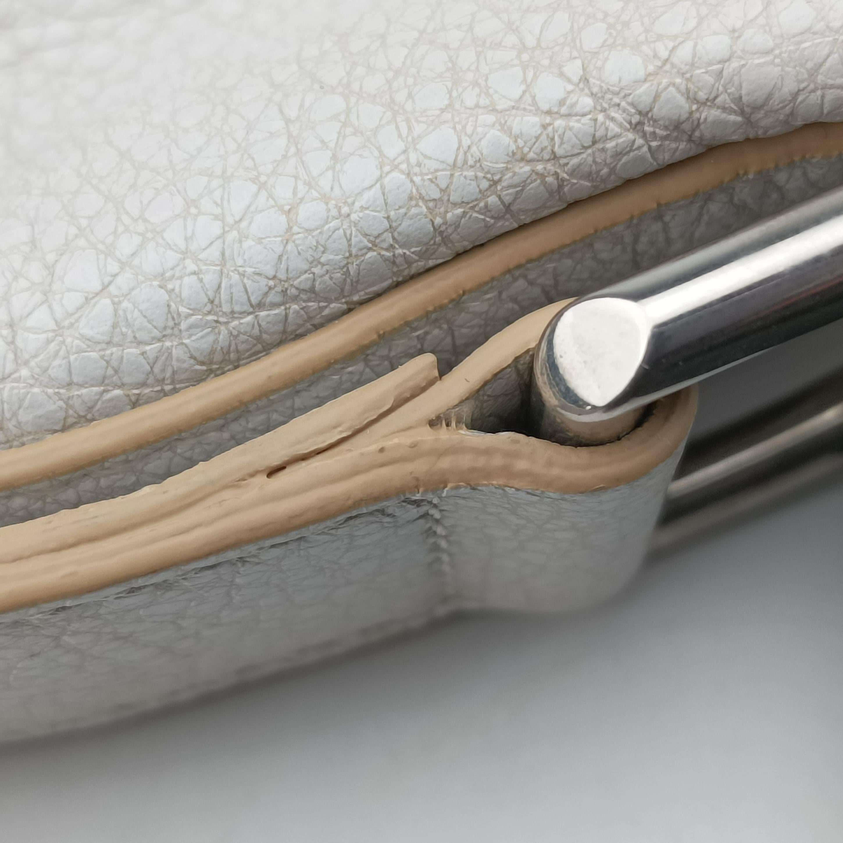 Vintage Givenchy Voyou Medium White Leather  shoulderbag | stylenewstar