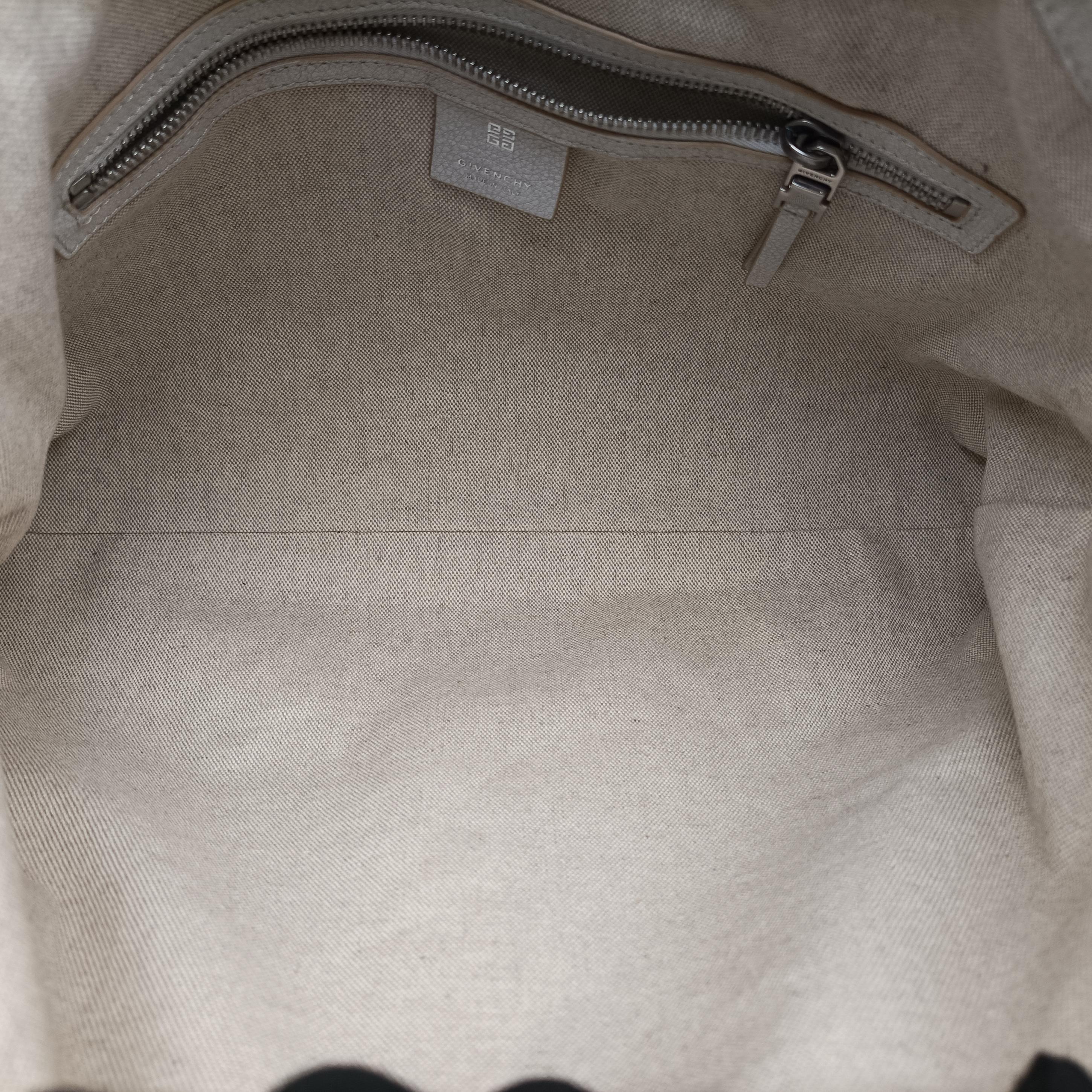Vintage Givenchy Voyou Medium White Leather  shoulderbag | stylenewstar