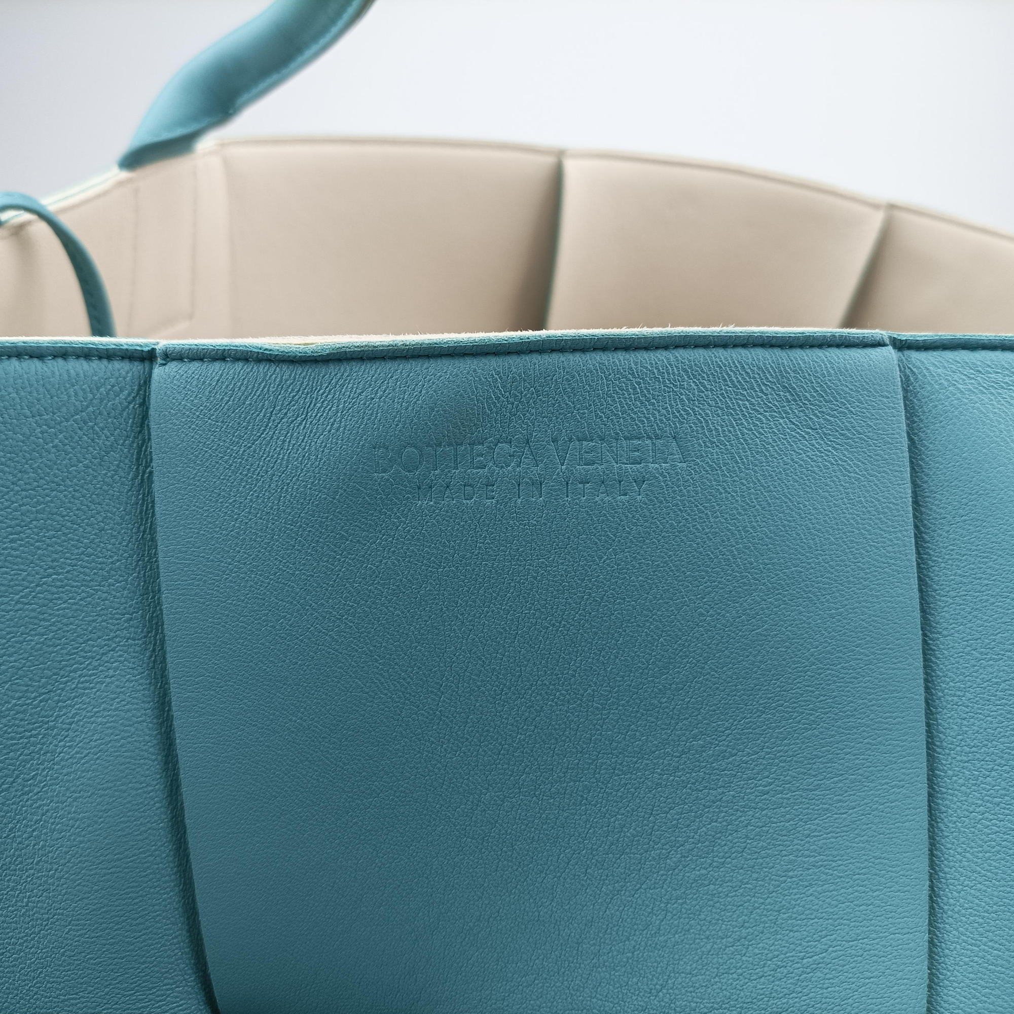 Secondhand Bottega Veneta THE ARCO Tote Blue lambskin  handbag | stylenewstar