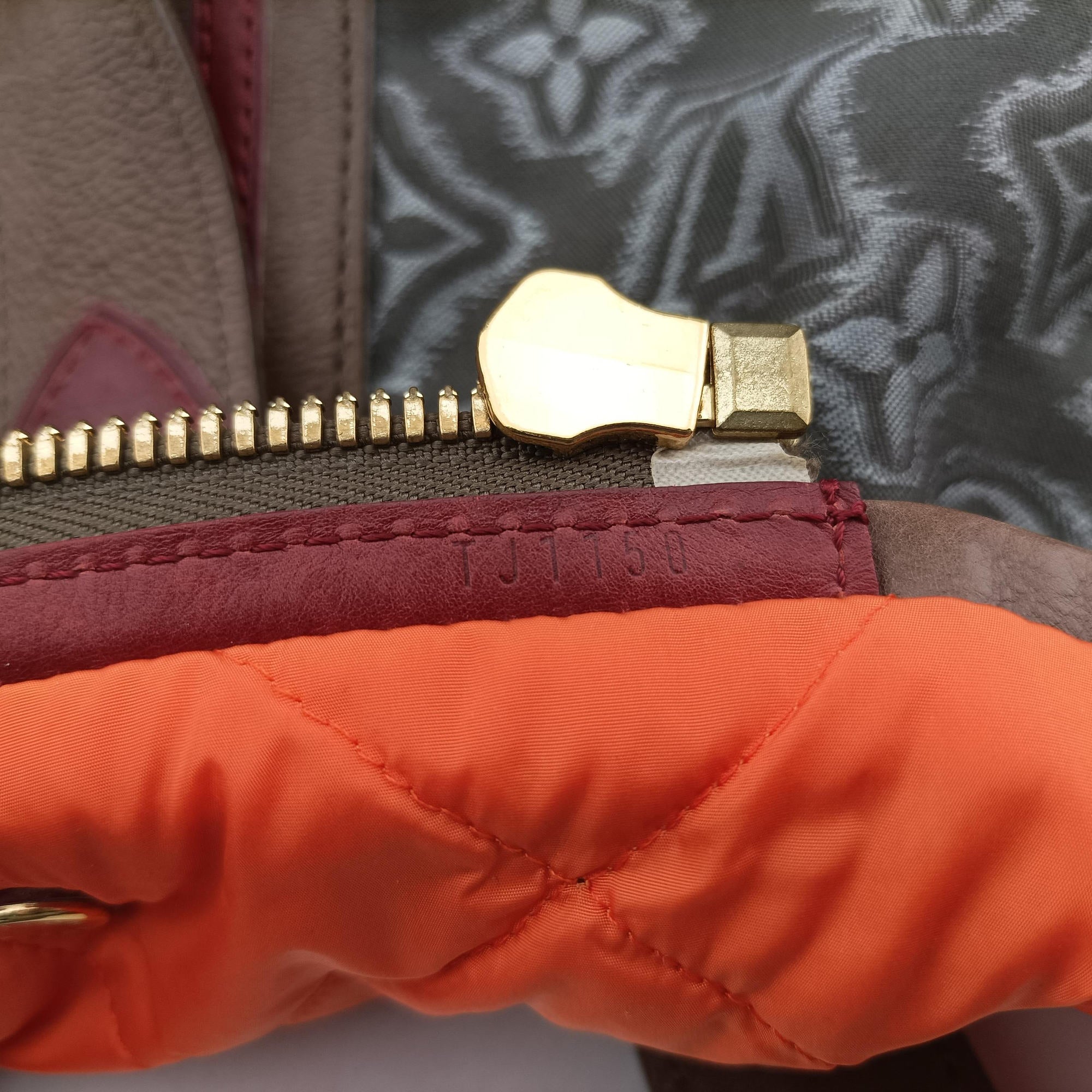 Pre-owned Louis Vuitton 2010 Collection Aviator Gray×Red×Brown Canvas ×Leather M40385 shoulderbag | stylenewstar