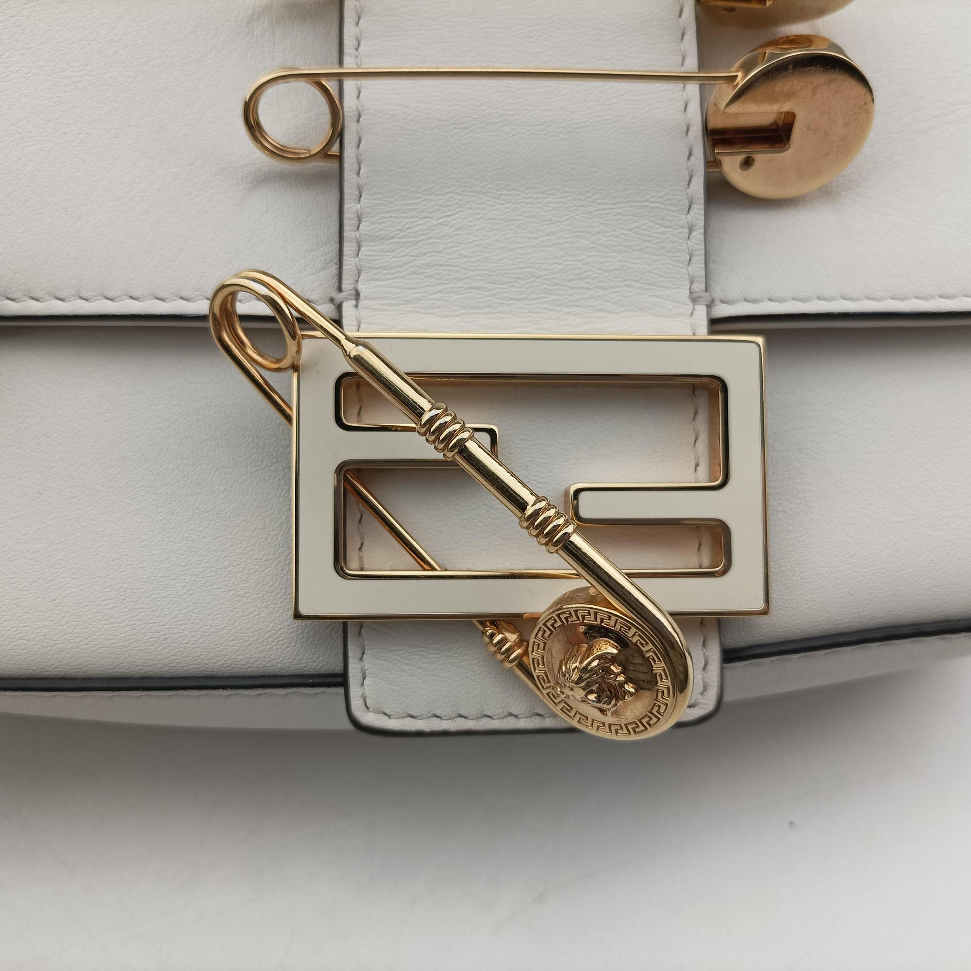 Pre-owned Fendi Fendace Brooch Mini Baguette White Leather 8BS066 shoulderbag | stylenewstar