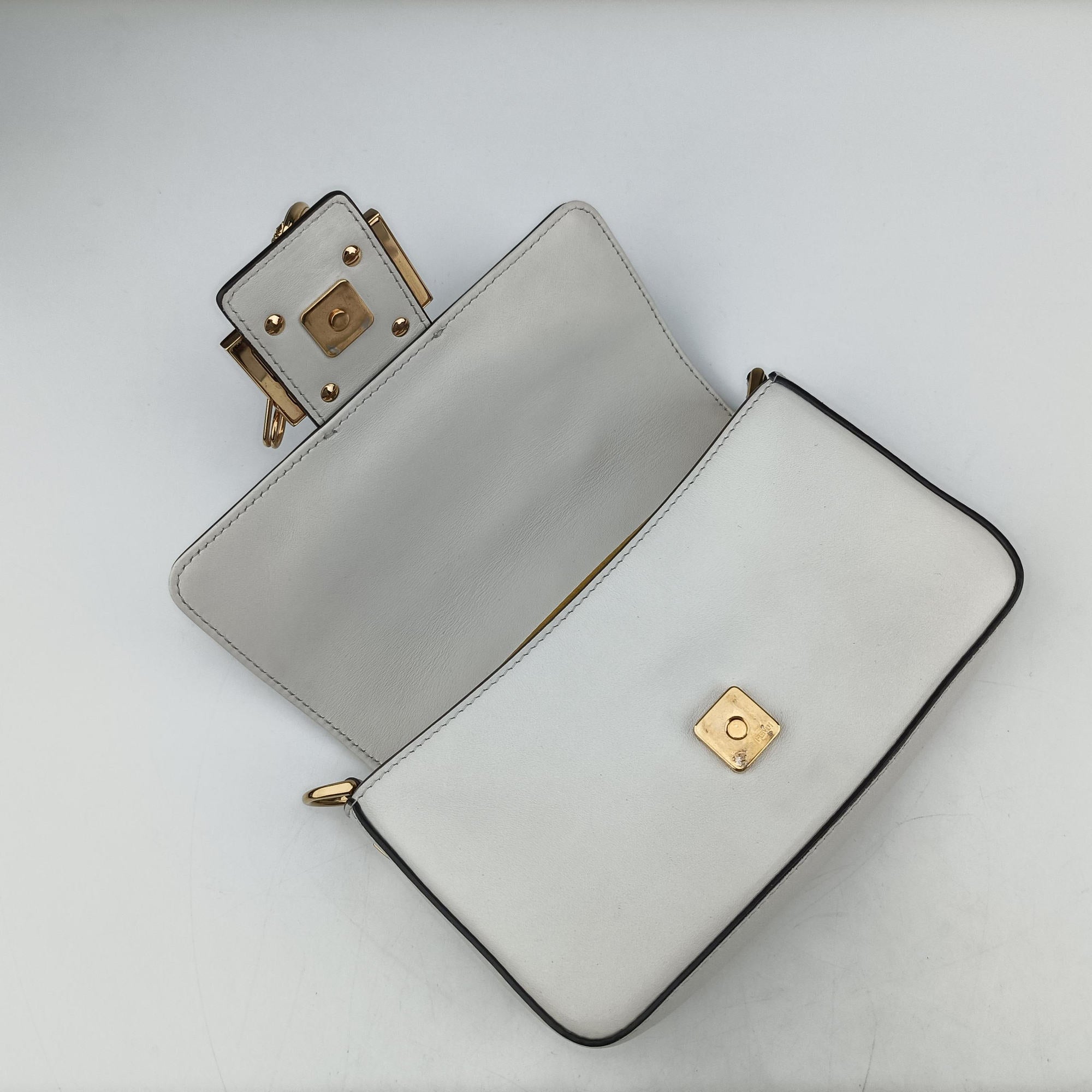 Pre-owned Fendi Fendace Brooch Mini Baguette White Leather 8BS066 shoulderbag | stylenewstar
