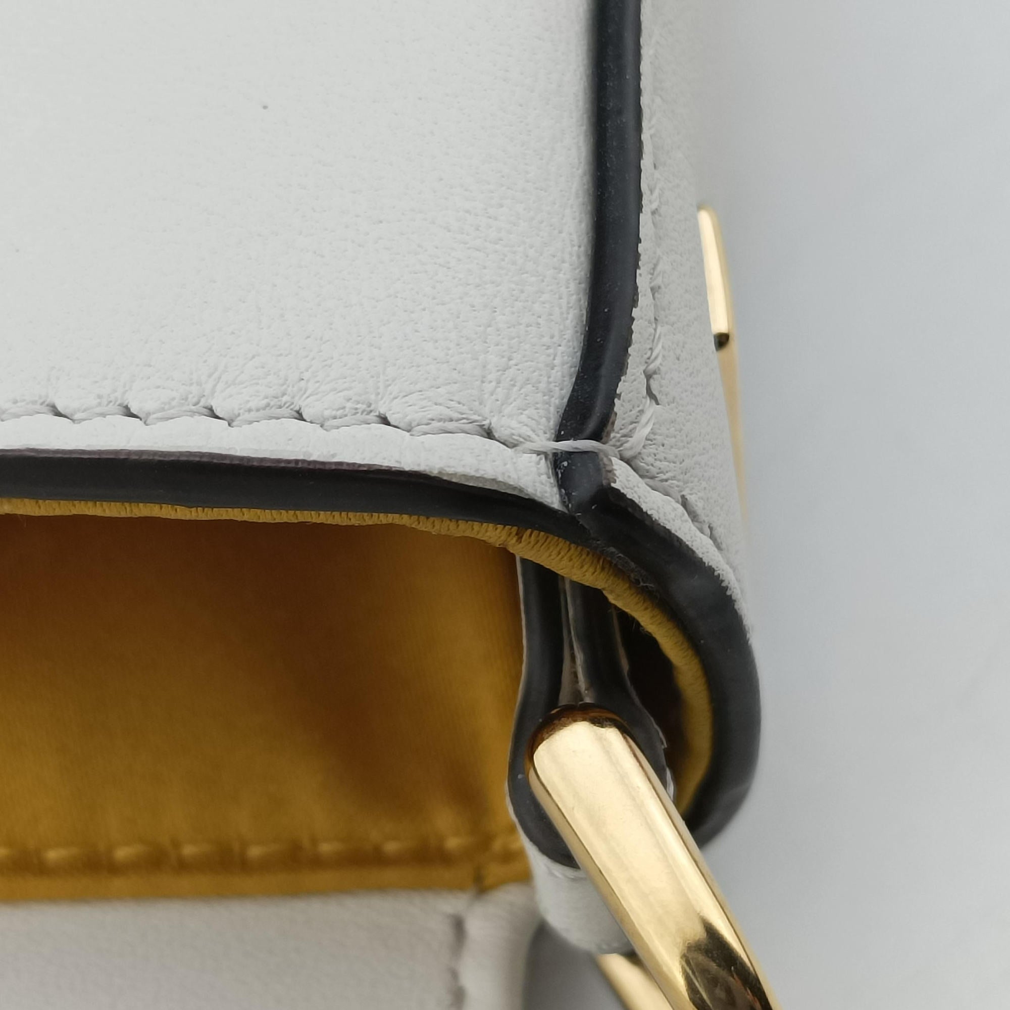 Pre-owned Fendi Fendace Brooch Mini Baguette White Leather 8BS066 shoulderbag | stylenewstar