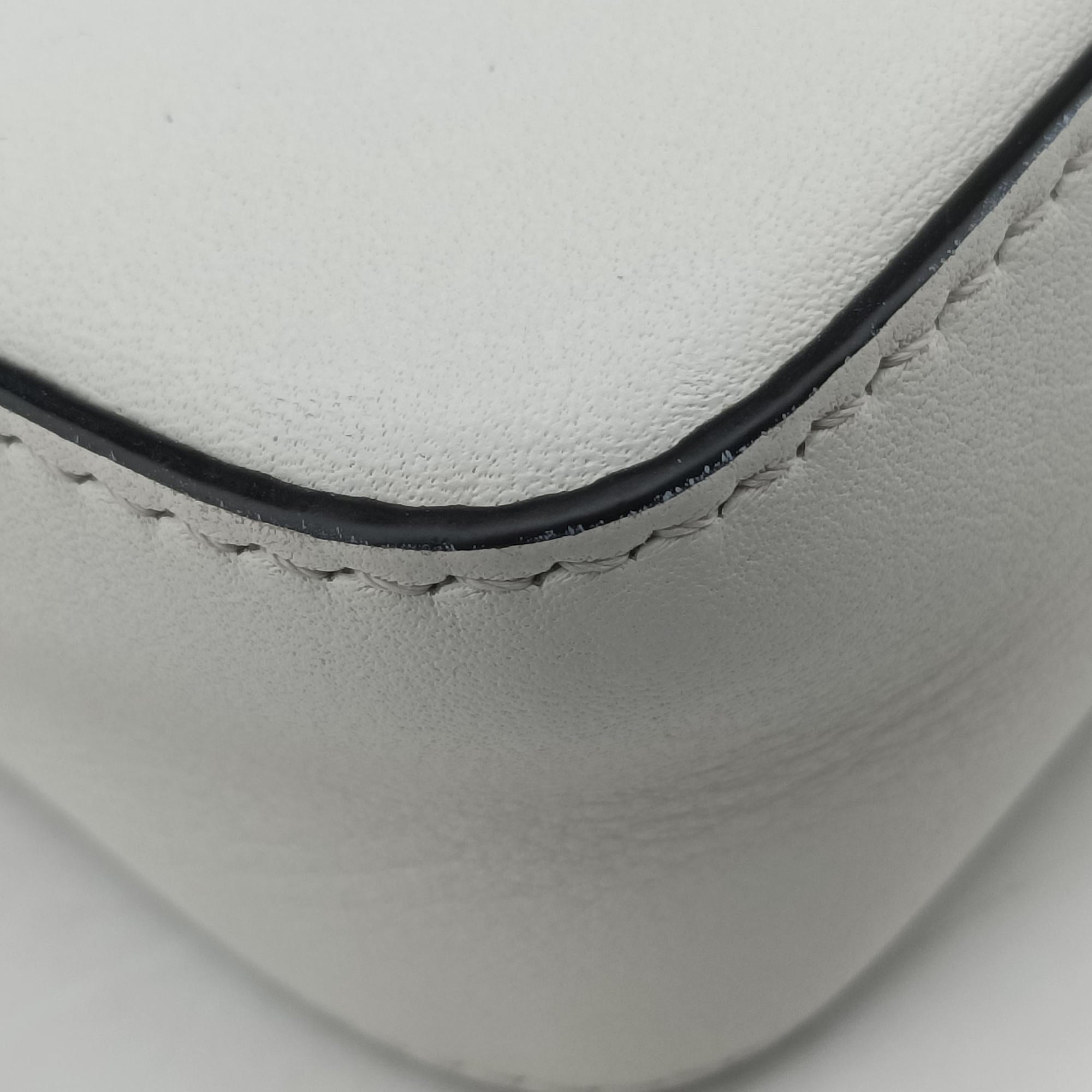 Pre-owned Fendi Fendace Brooch Mini Baguette White Leather 8BS066 shoulderbag | stylenewstar