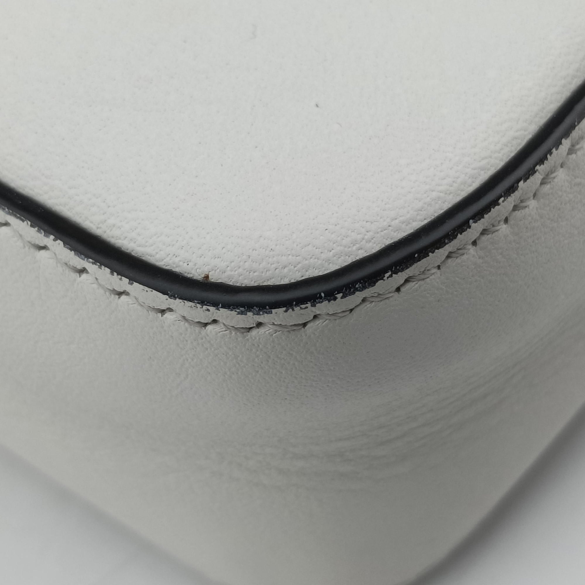 Pre-owned Fendi Fendace Brooch Mini Baguette White Leather 8BS066 shoulderbag | stylenewstar