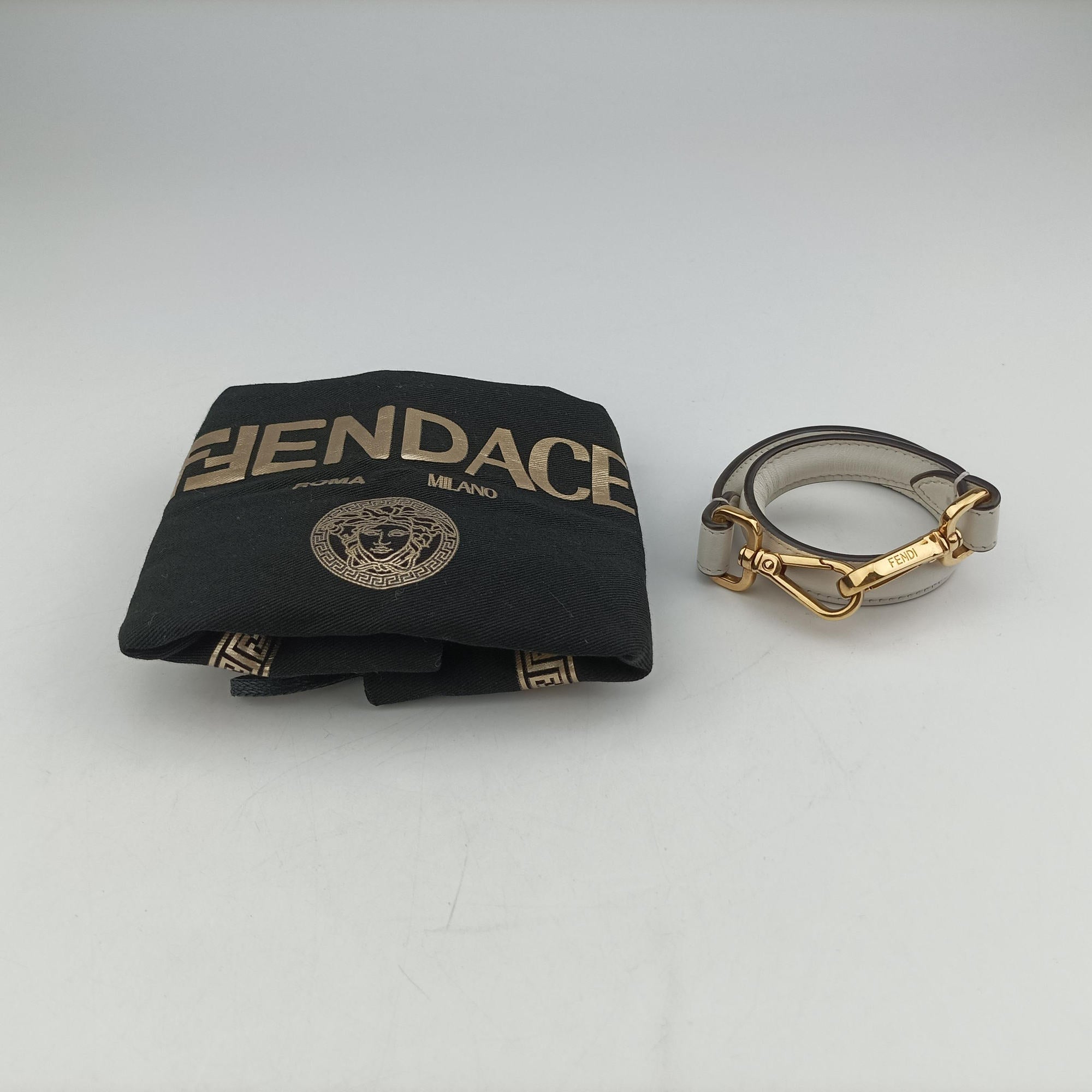 Pre-owned Fendi Fendace Brooch Mini Baguette White Leather 8BS066 shoulderbag | stylenewstar