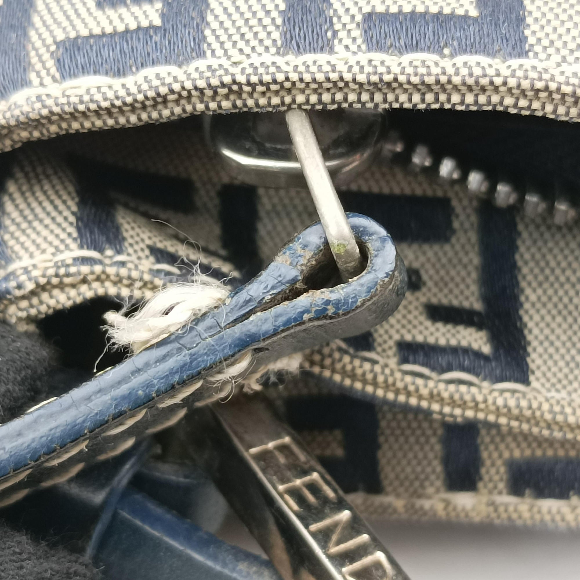 Pre-owned Fendi Zucchino Navy×beige canvas×Leather  shoulderbag | stylenewstar