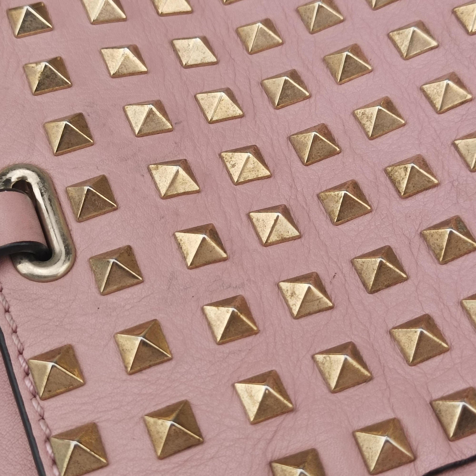 Secondhand Valentino Rockstud Pink leather  handbag | stylenewstar