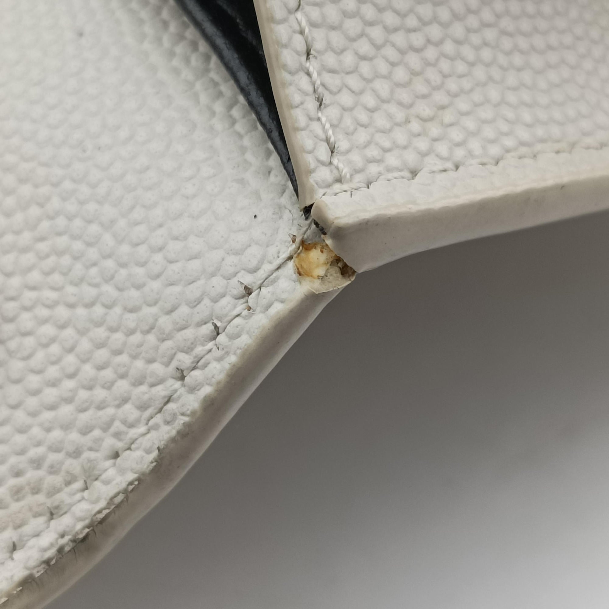 Pre-owned Yves Saint Laurent Uptown White Caviar Skin 607788 shoulderbag | stylenewstar
