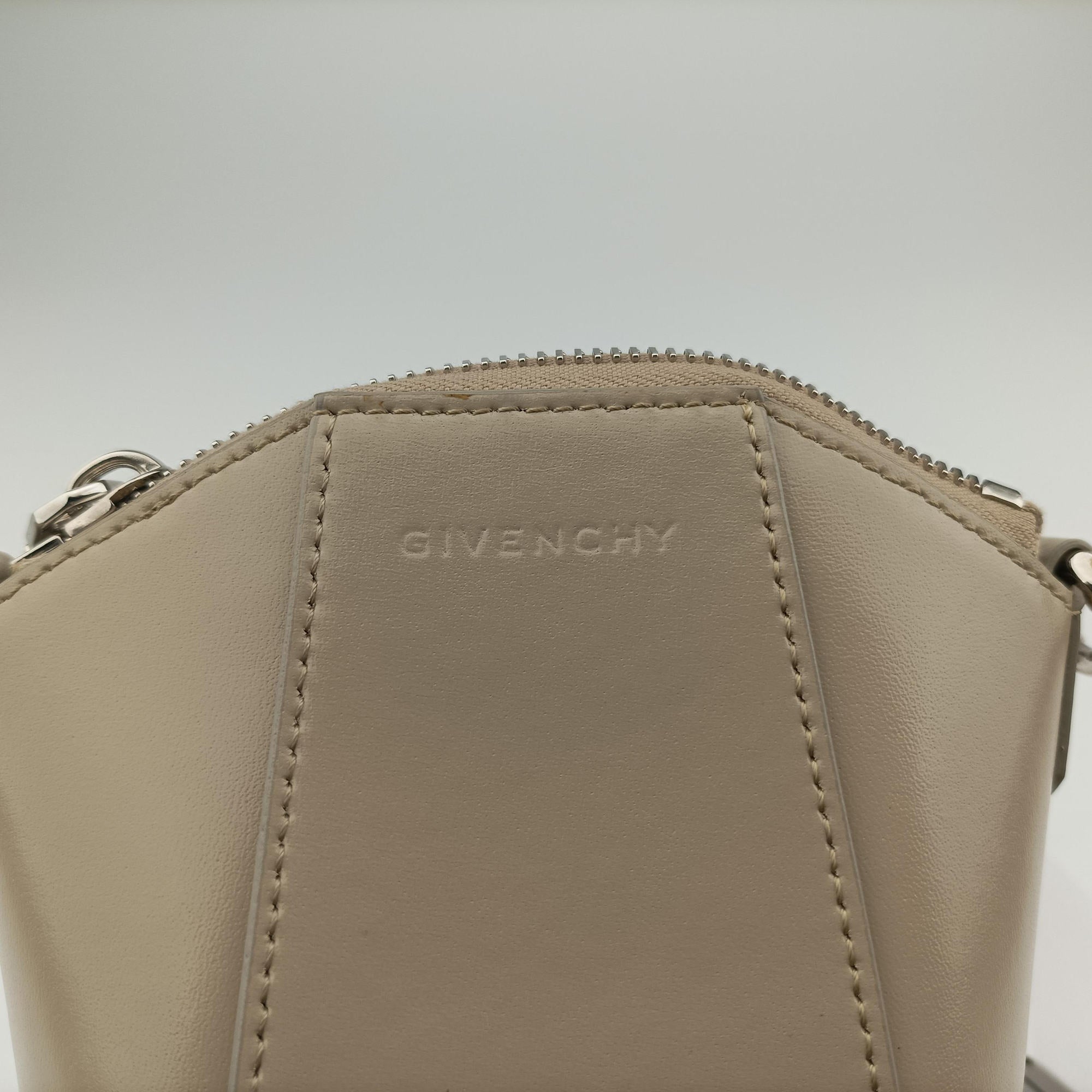 Secondhand Givenchy Mini Antigona Beige Leather  shoulderbag | stylenewstar