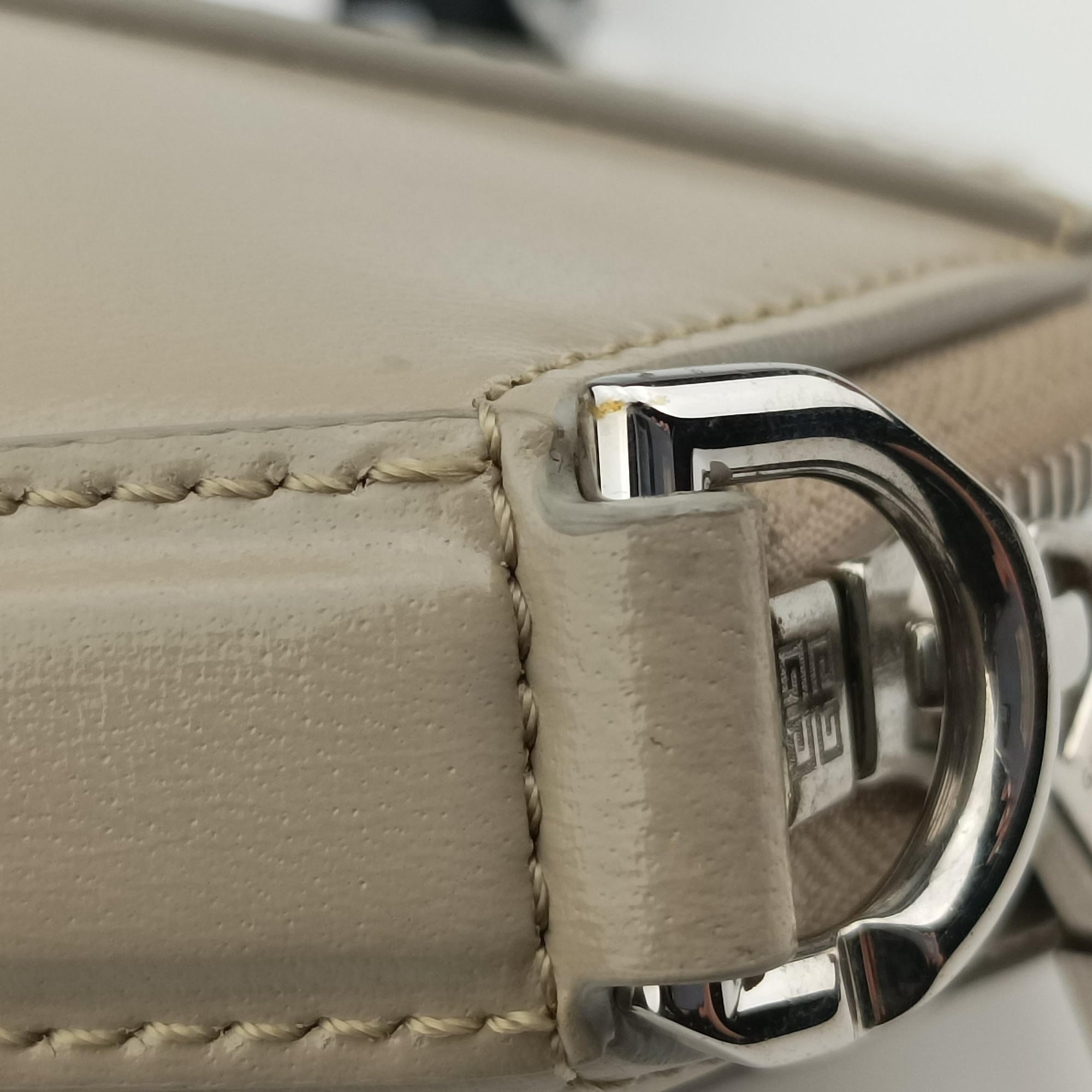 Secondhand Givenchy Mini Antigona Beige Leather  shoulderbag | stylenewstar
