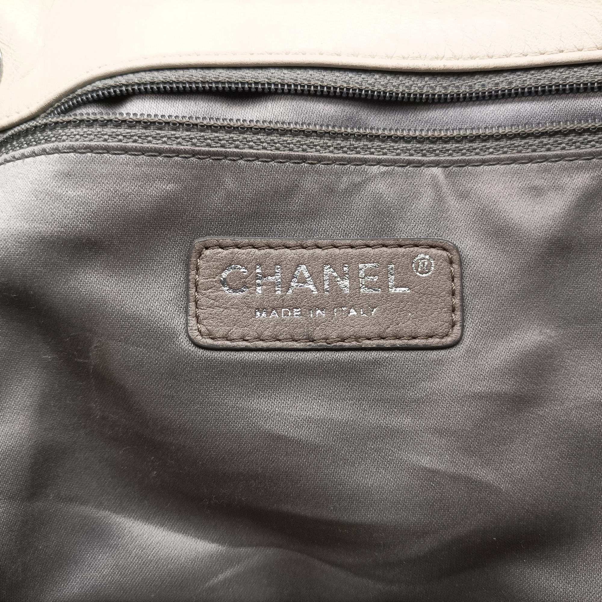 Secondhand Chanel East West 2.55 White Leather A46087 shoulderbag | stylenewstar
