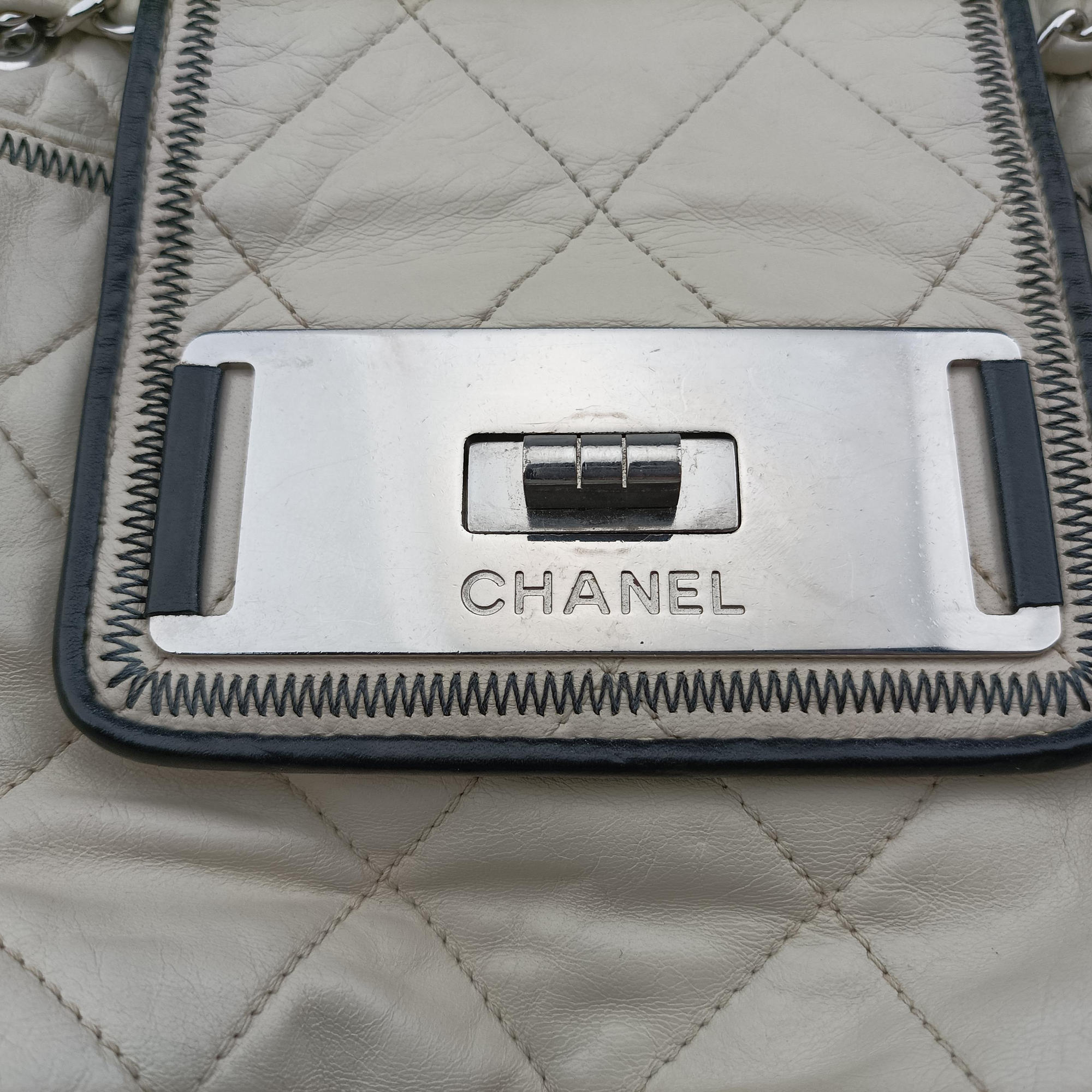 Secondhand Chanel East West 2.55 White Leather A46087 shoulderbag | stylenewstar