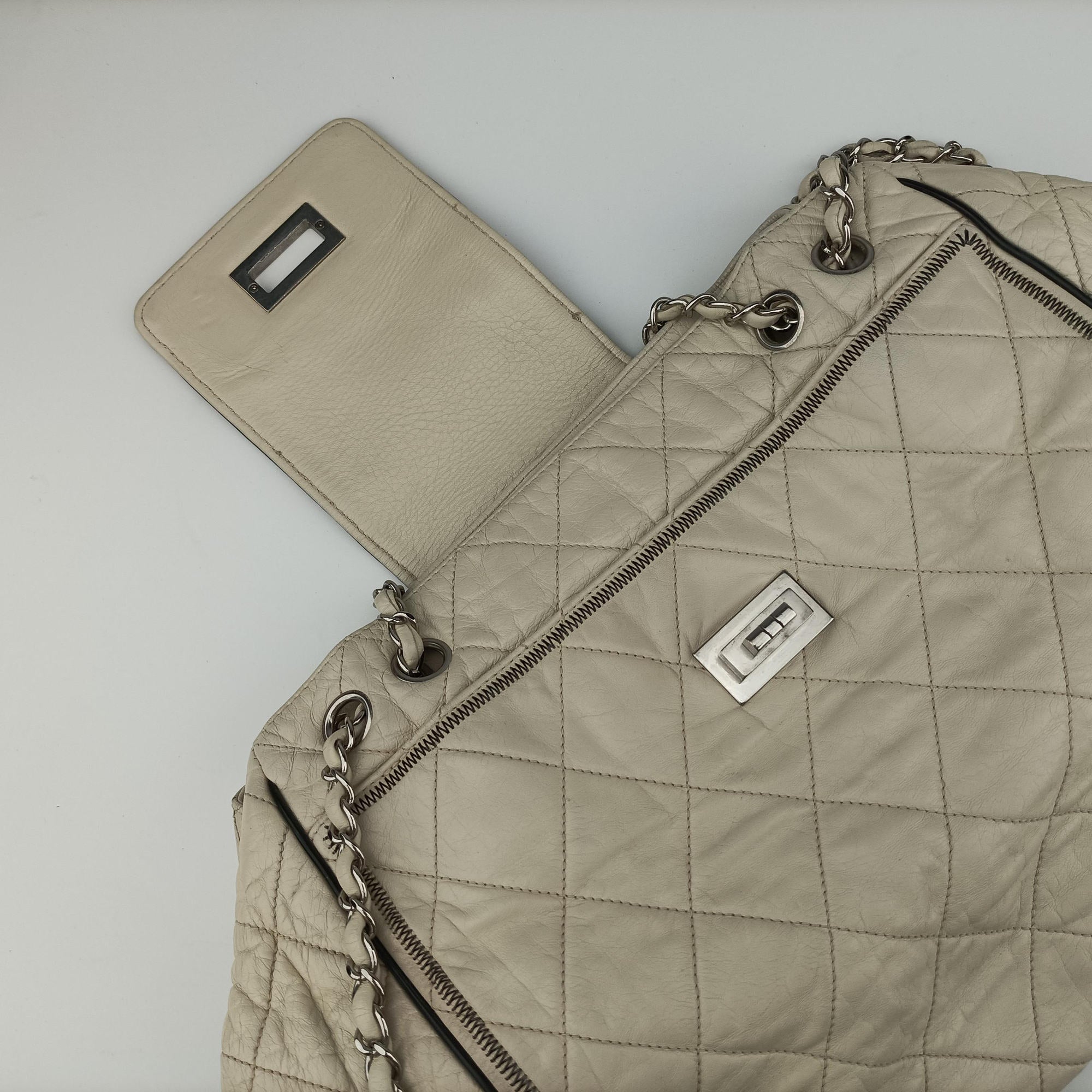 Secondhand Chanel East West 2.55 White Leather A46087 shoulderbag | stylenewstar