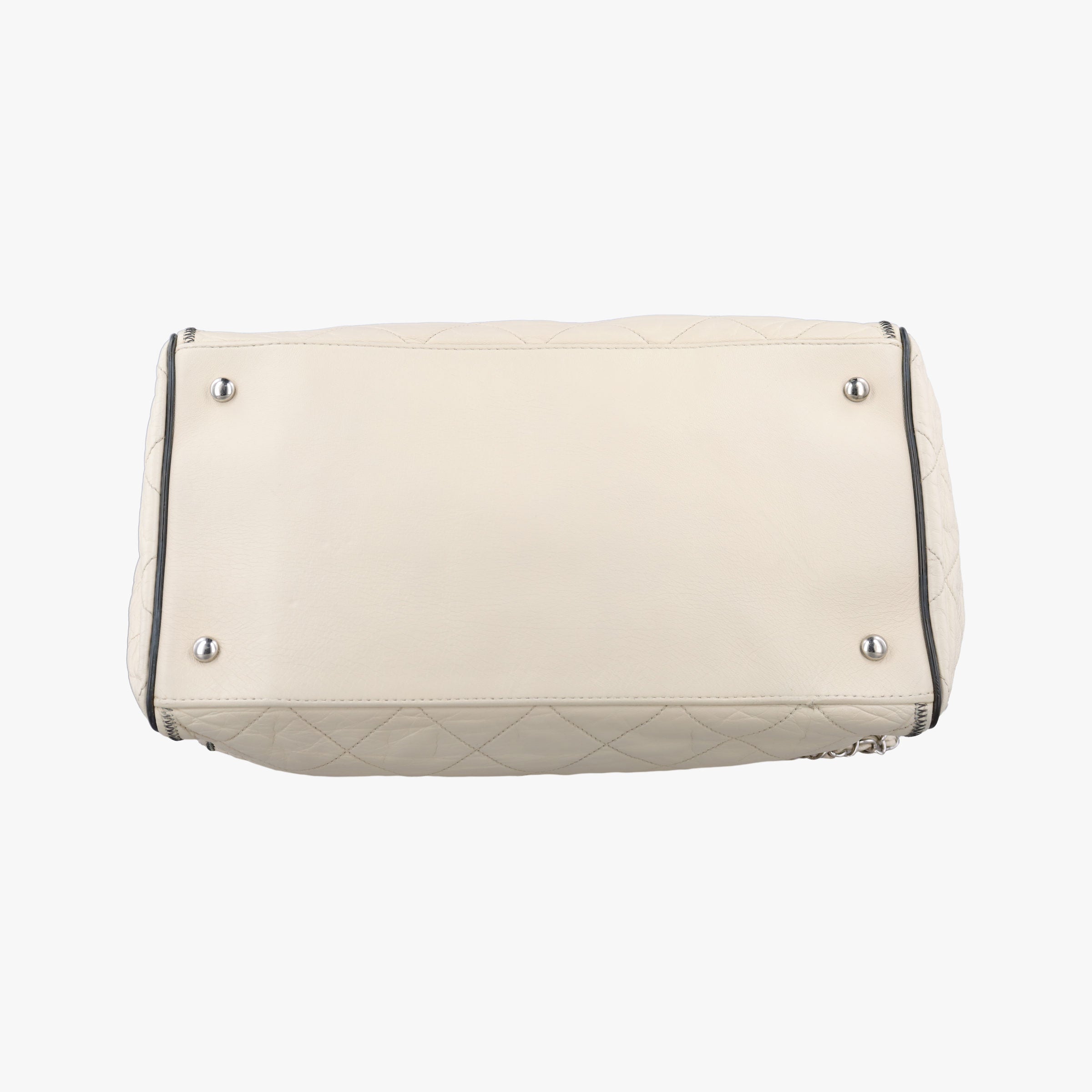 Secondhand Chanel East West 2.55 White Leather A46087 shoulderbag | stylenewstar