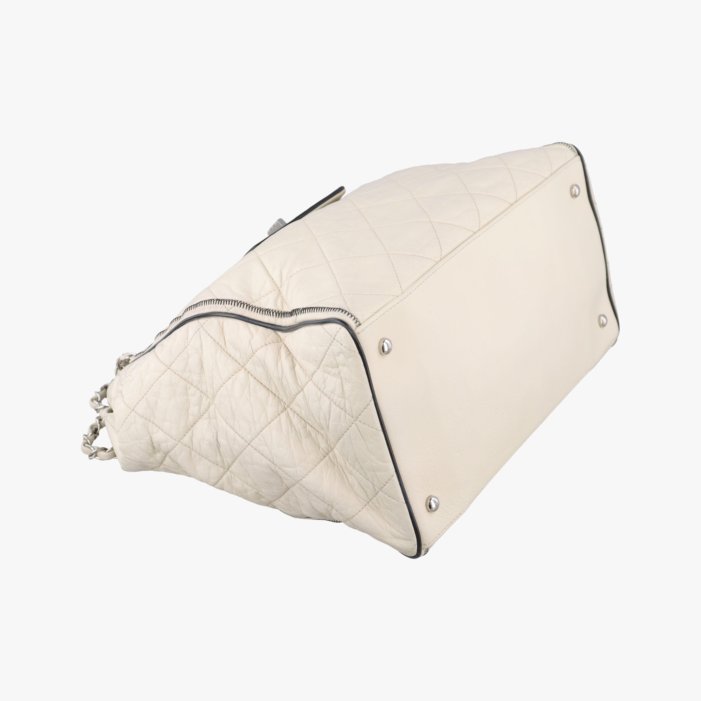 Secondhand Chanel East West 2.55 White Leather A46087 shoulderbag | stylenewstar