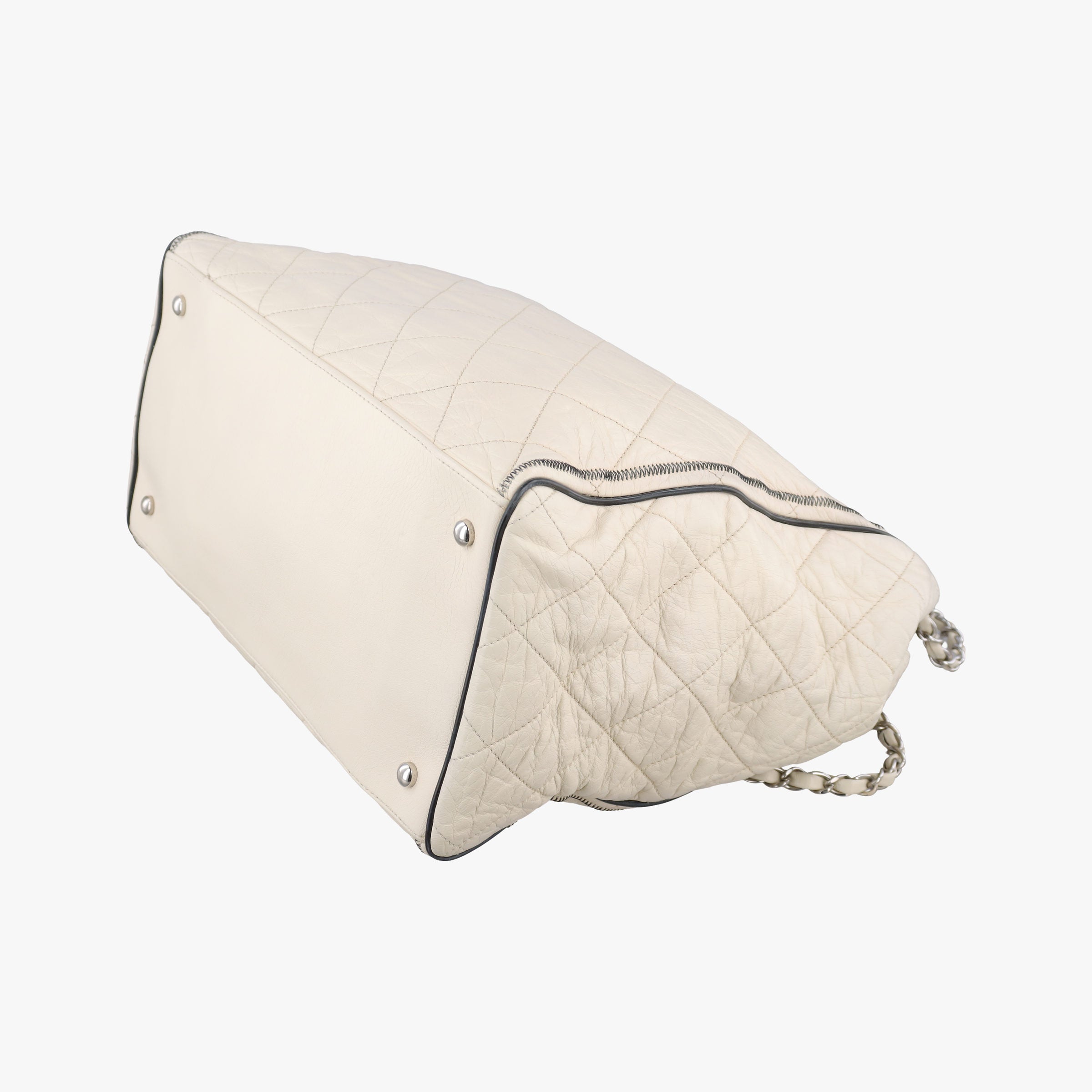 Secondhand Chanel East West 2.55 White Leather A46087 shoulderbag | stylenewstar