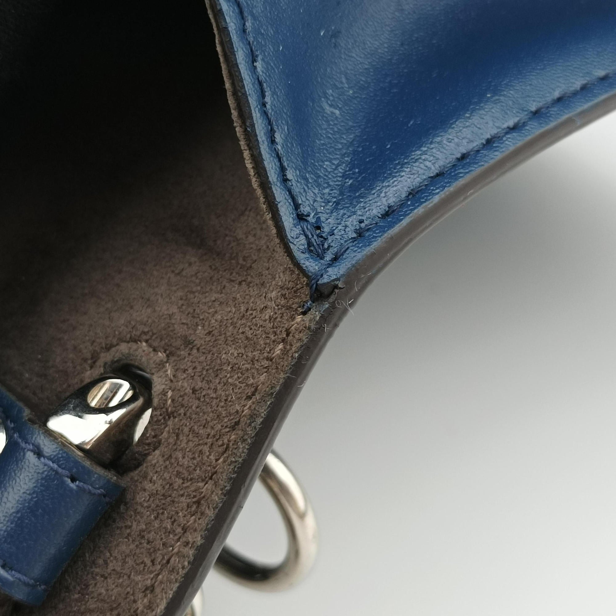 Pre-owned Fendi KAN I Blue leather 8M0381 shoulderbag | stylenewstar