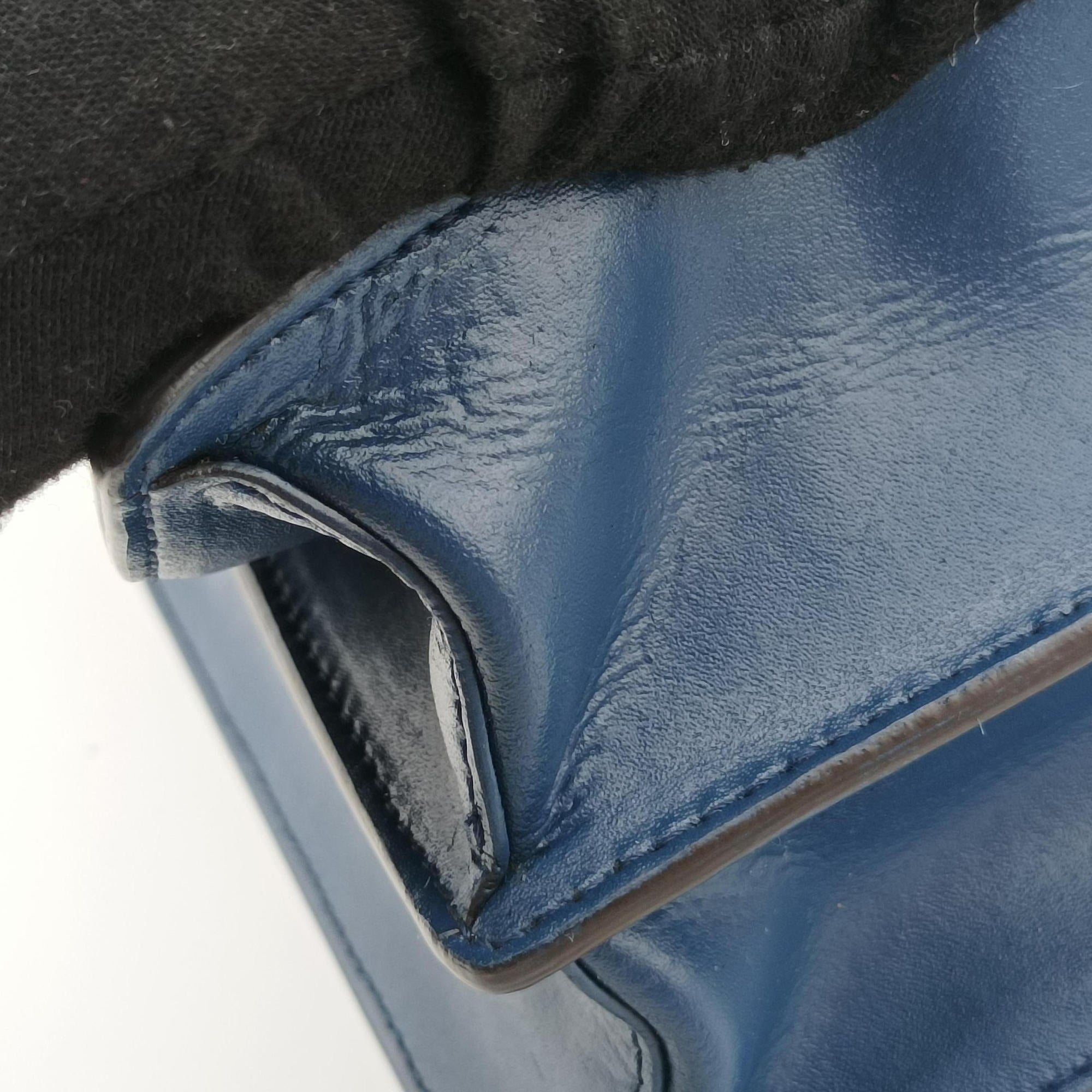 Pre-owned Fendi KAN I Blue leather 8M0381 shoulderbag | stylenewstar