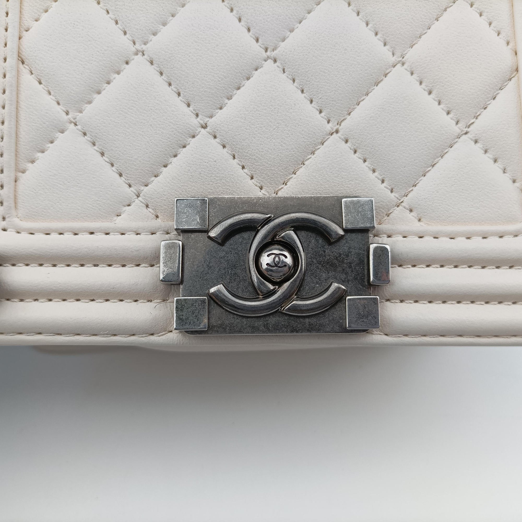 Pre-owned Chanel BOY CHANEL White lambskin A67364 shoulderbag | stylenewstar
