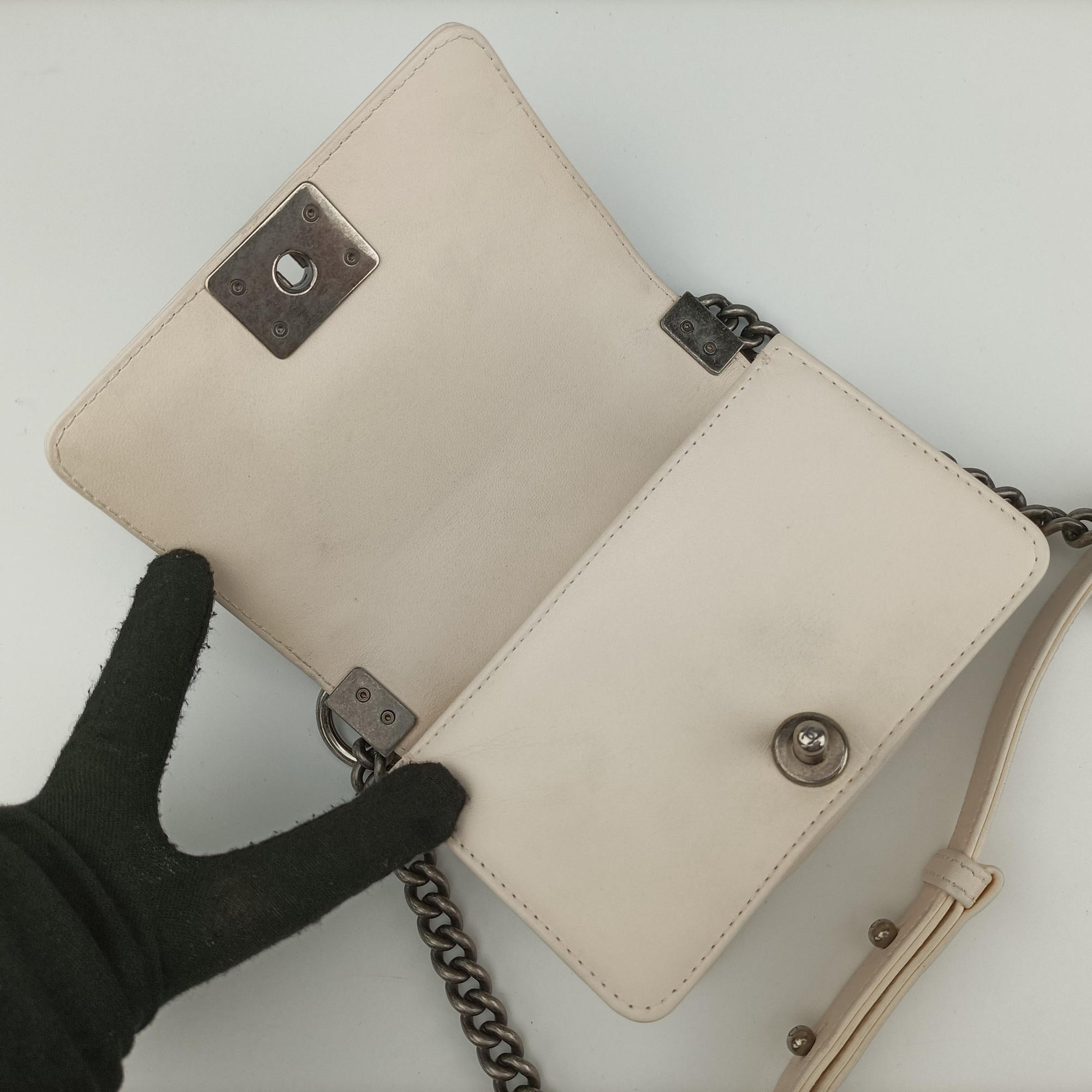 Pre-owned Chanel BOY CHANEL White lambskin A67364 shoulderbag | stylenewstar