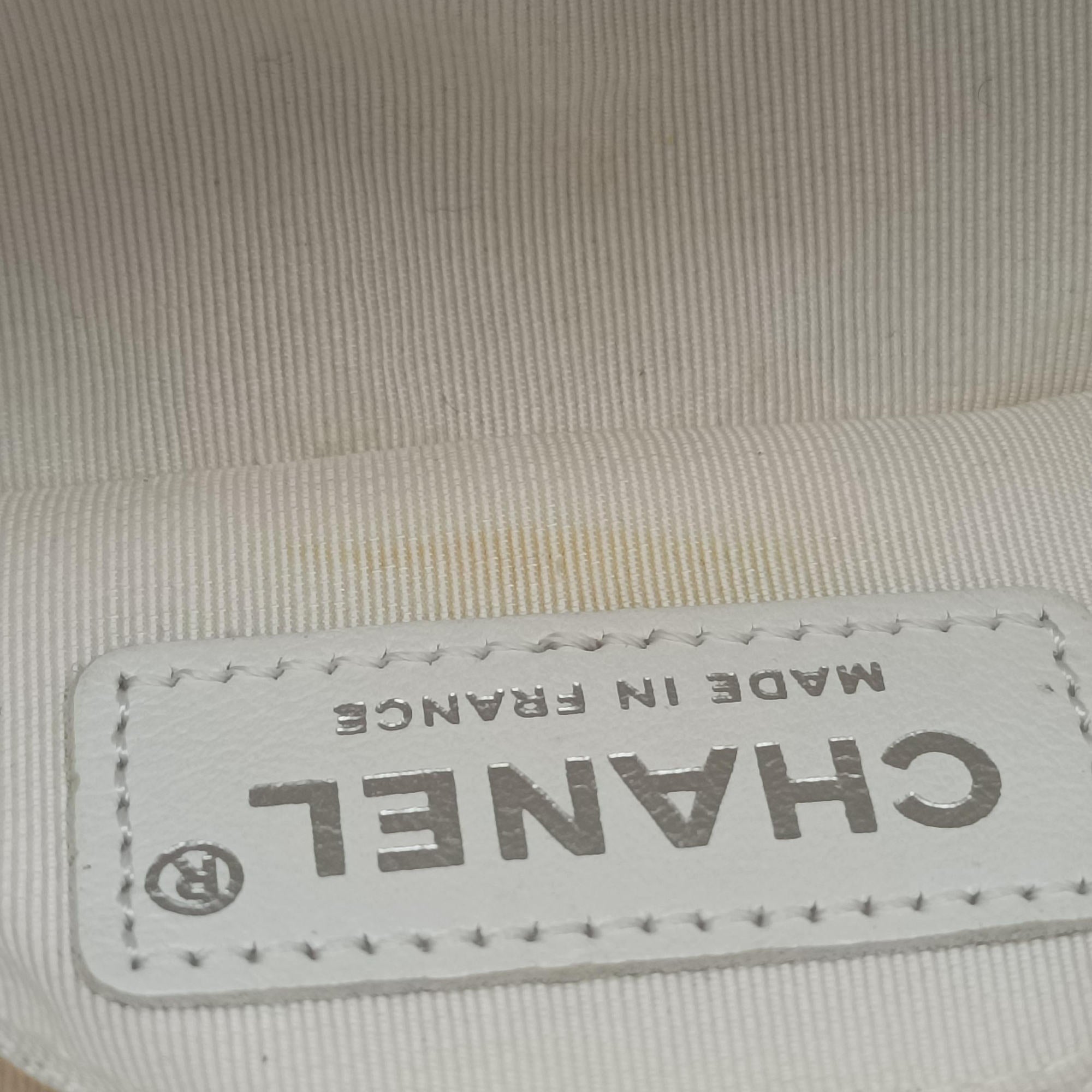 Pre-owned Chanel BOY CHANEL White lambskin A67364 shoulderbag | stylenewstar