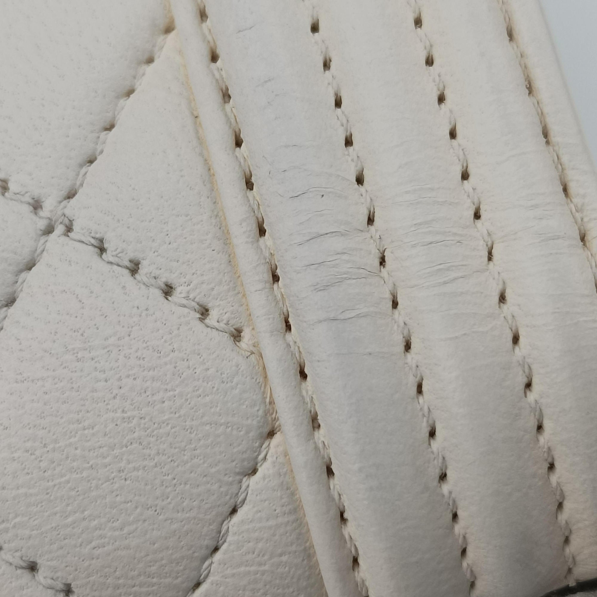 Pre-owned Chanel BOY CHANEL White lambskin A67364 shoulderbag | stylenewstar