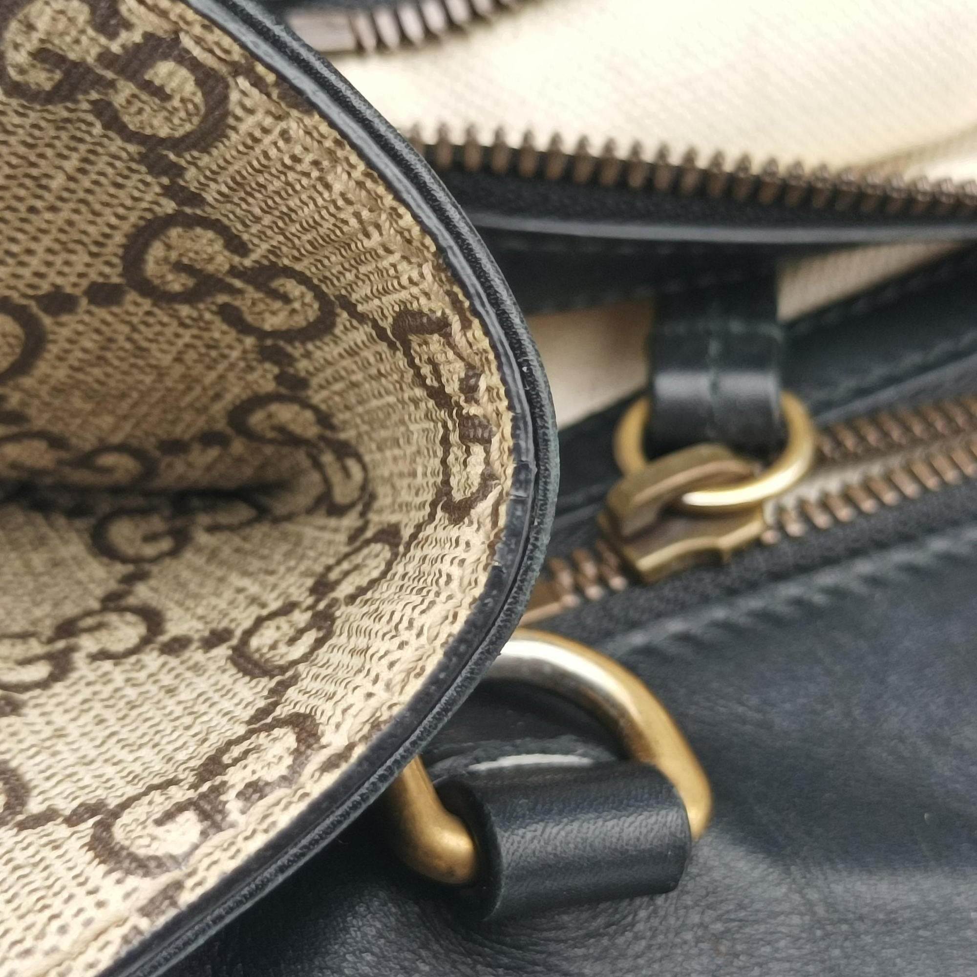 Pre-owned Gucci GG Supreme Bee beige×black PVC coated canvas×Leather 450950 shoulderbag | stylenewstar