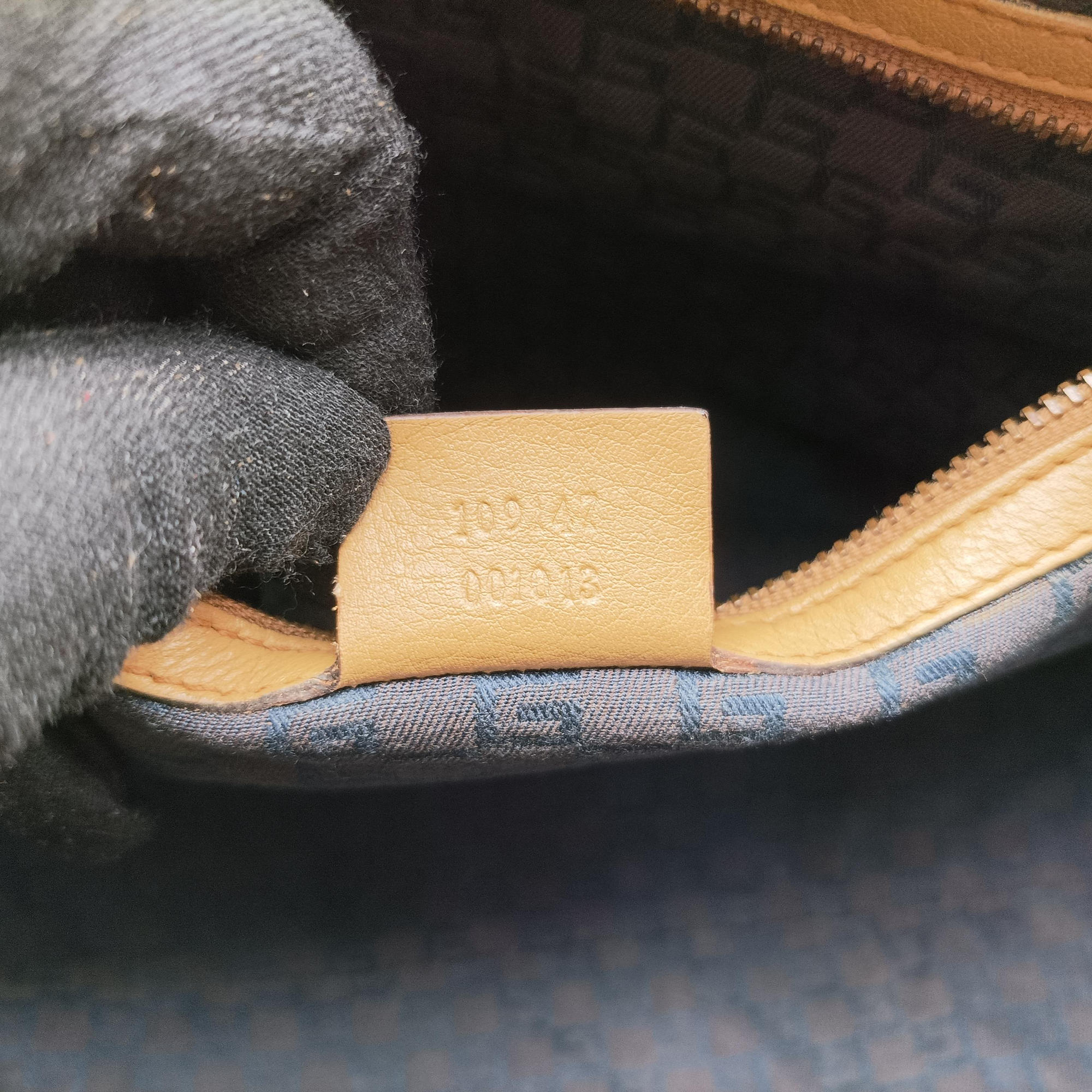 Vintage Gucci Hobo Camel Leather 109147 handbag | stylenewstar