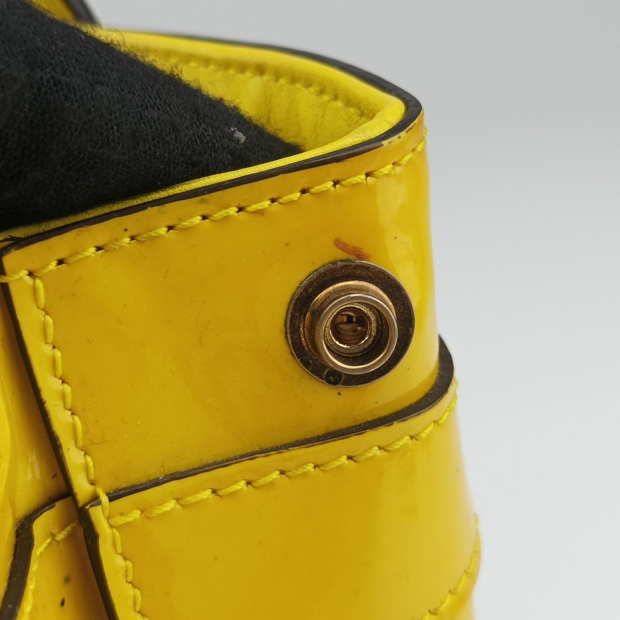 Pre-owned Gucci Bright Bit Yellow Patent 371925 shoulderbag | stylenewstar