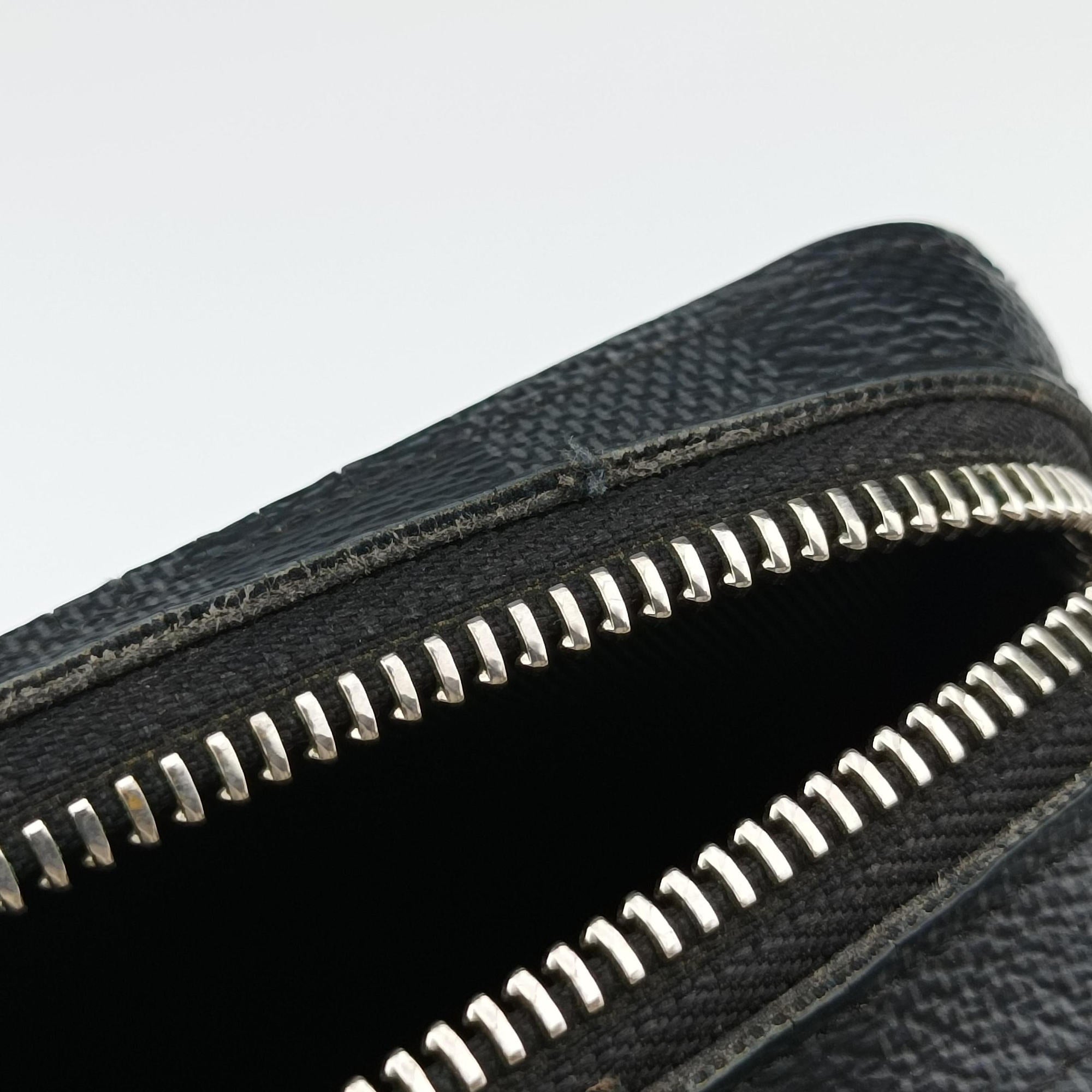 Vintage Louis Vuitton Alpha Wearable Noir Damier Graphite N60418 shoulderbag | stylenewstar