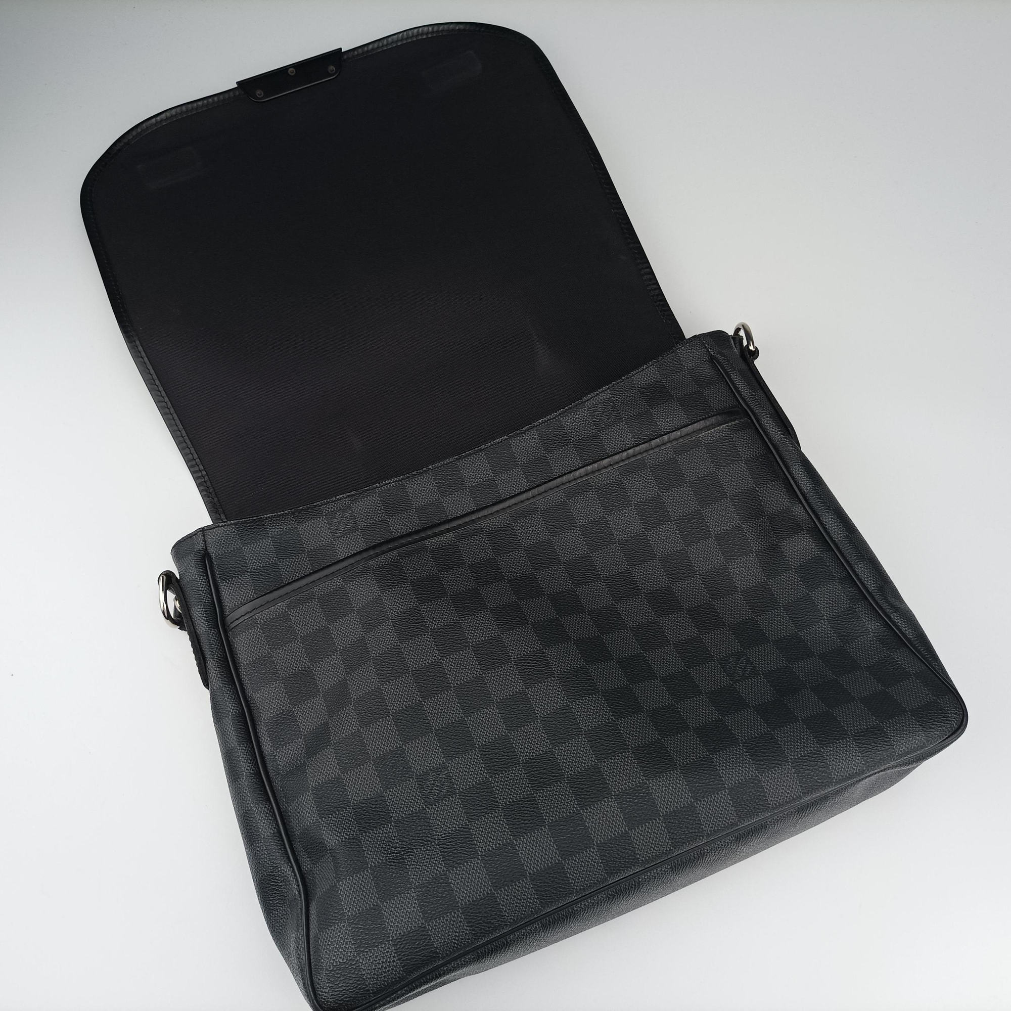 Pre-owned Louis Vuitton DANIEL MM Noir Damier GRAPHITE N58029 shoulderbag | stylenewstar