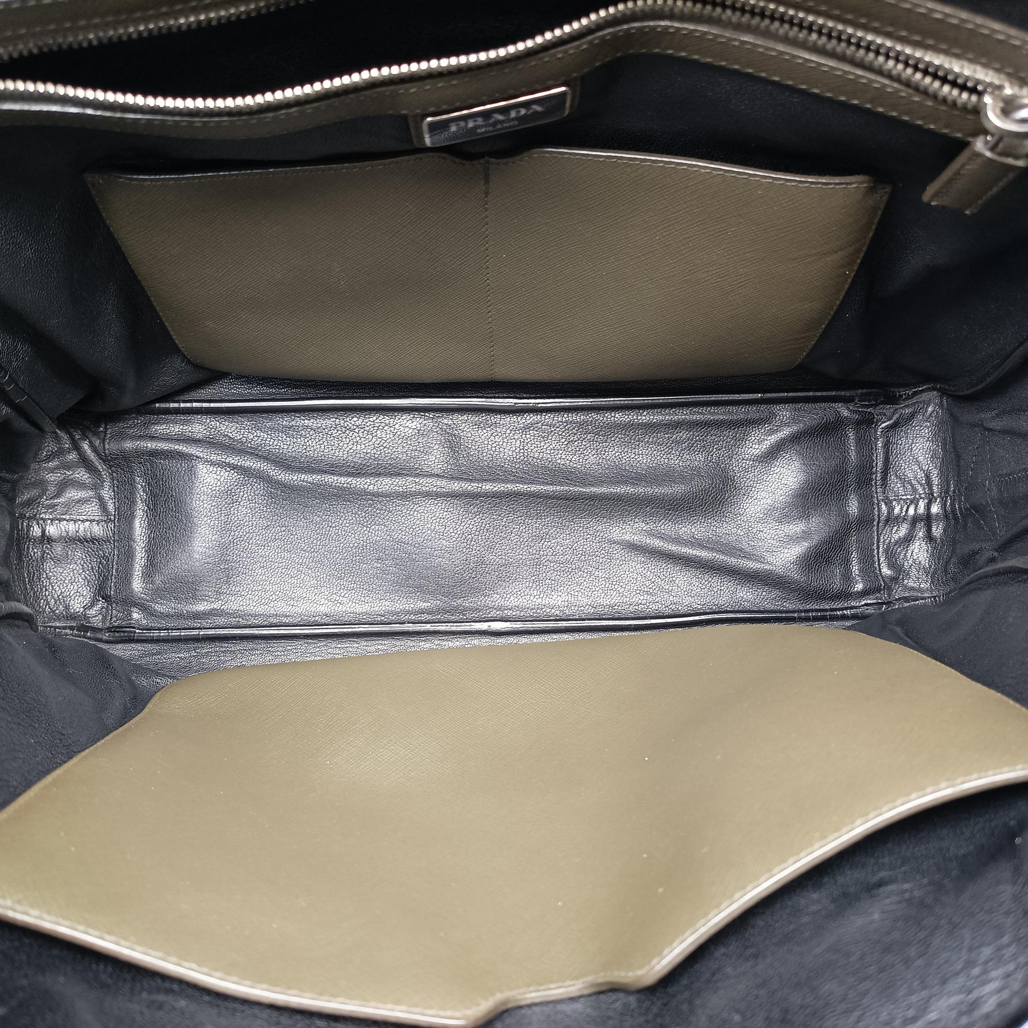 Secondhand Prada business bag briefcase Green SAFFIANO Leather 2VE363 shoulderbag | stylenewstar