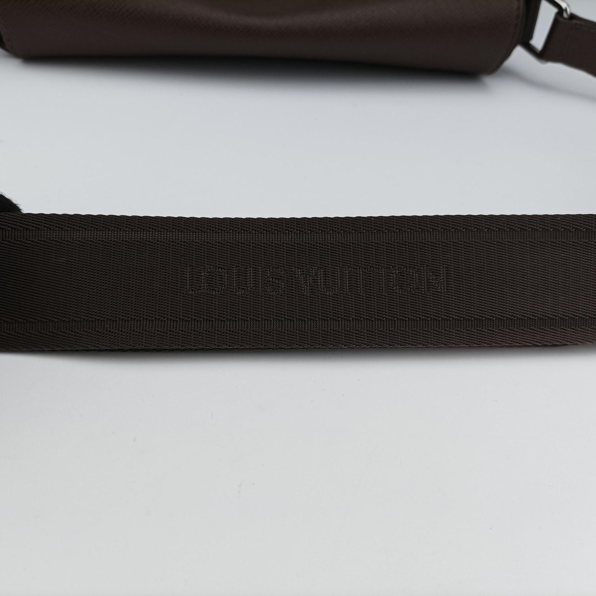 Pre-owned Louis Vuitton Roman MM Brown Taiga M32852 shoulderbag | stylenewstar