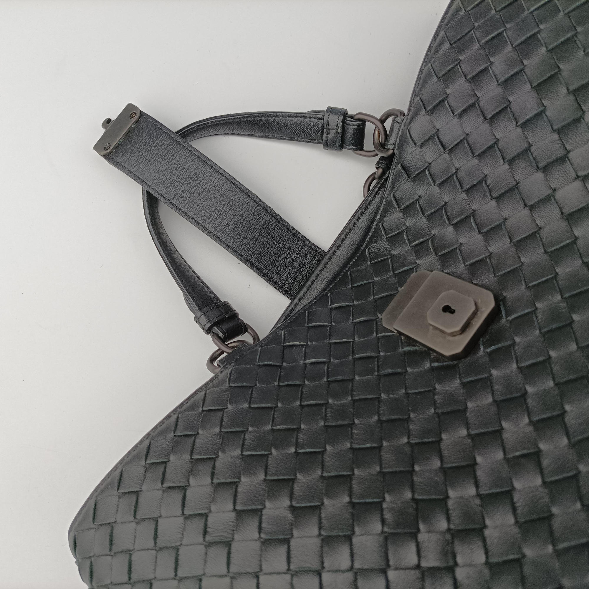 Pre-owned Bottega Veneta Roma Intrecciato Black lambskin  shoulderbag | stylenewstar