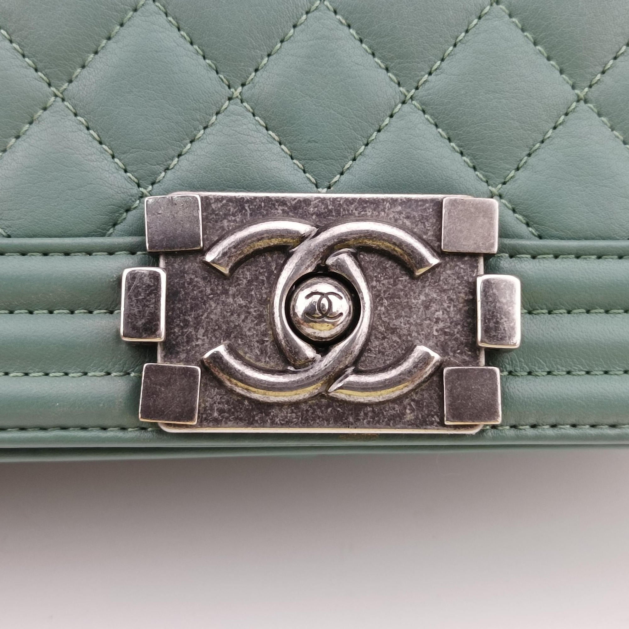 Pre-owned Chanel BOY CHANEL Green Leather A67086 shoulderbag | stylenewstar