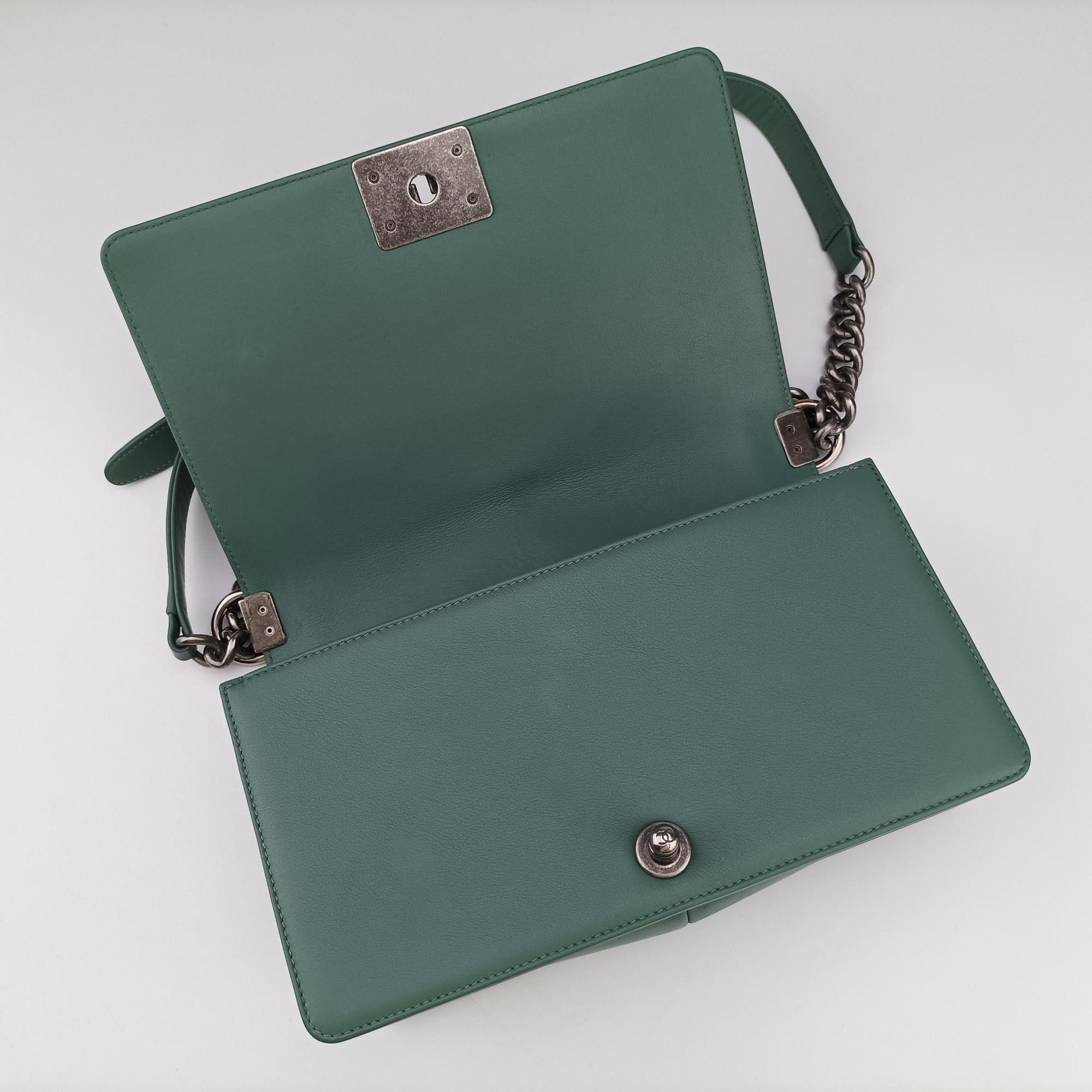 Pre-owned Chanel BOY CHANEL Green Leather A67086 shoulderbag | stylenewstar