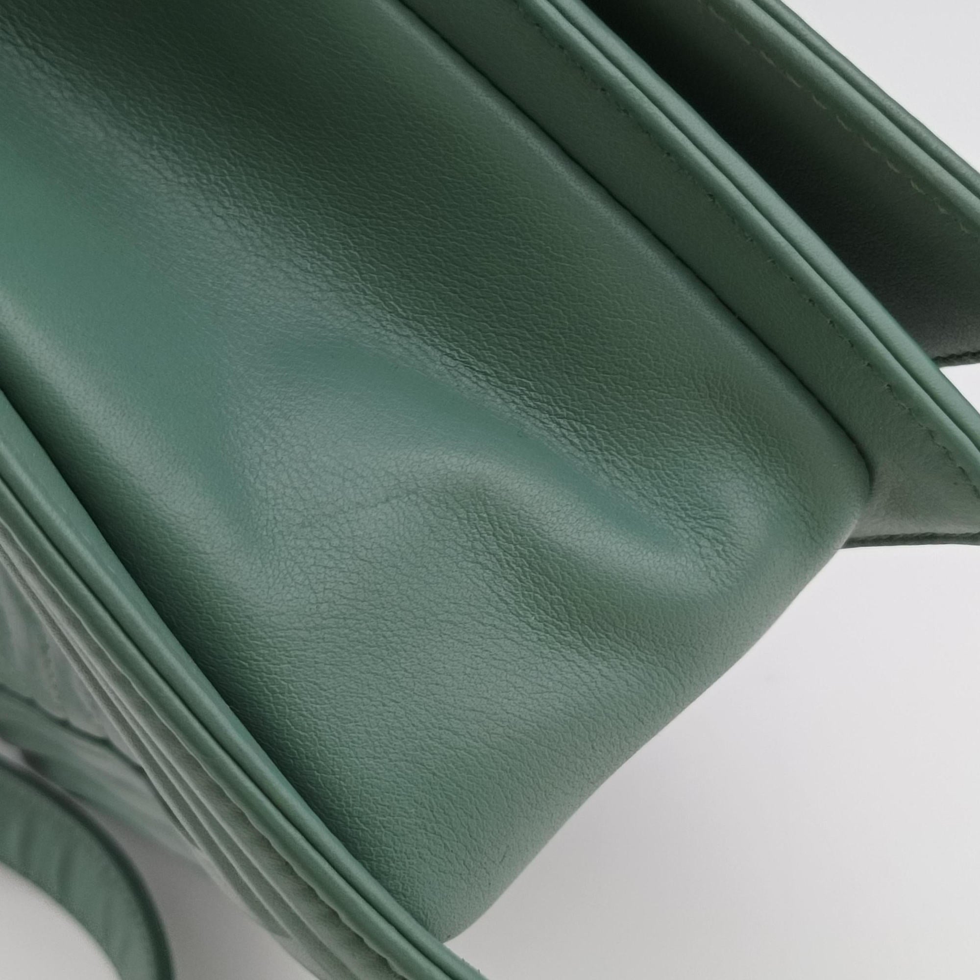 Pre-owned Chanel BOY CHANEL Green Leather A67086 shoulderbag | stylenewstar