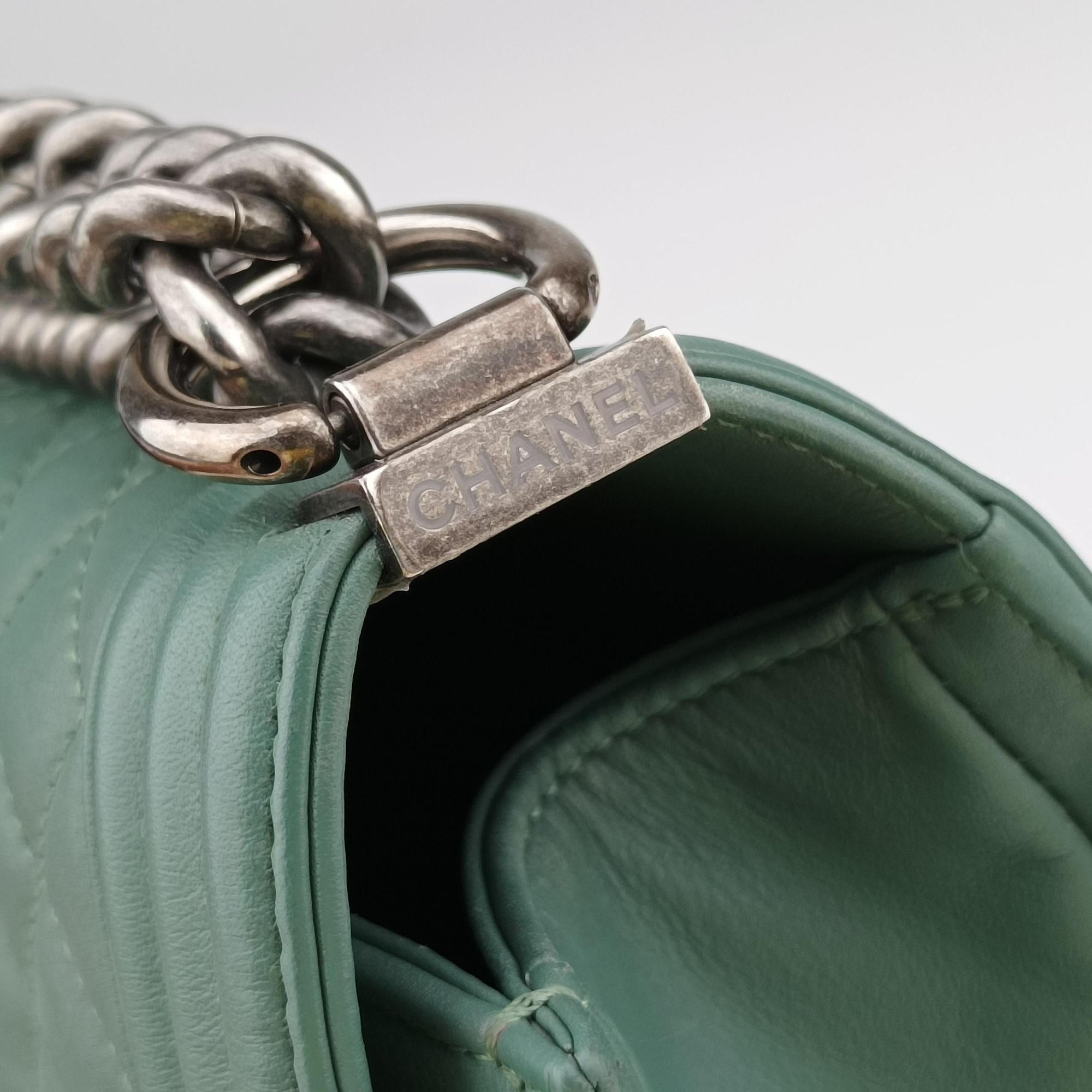 Pre-owned Chanel BOY CHANEL Green Leather A67086 shoulderbag | stylenewstar