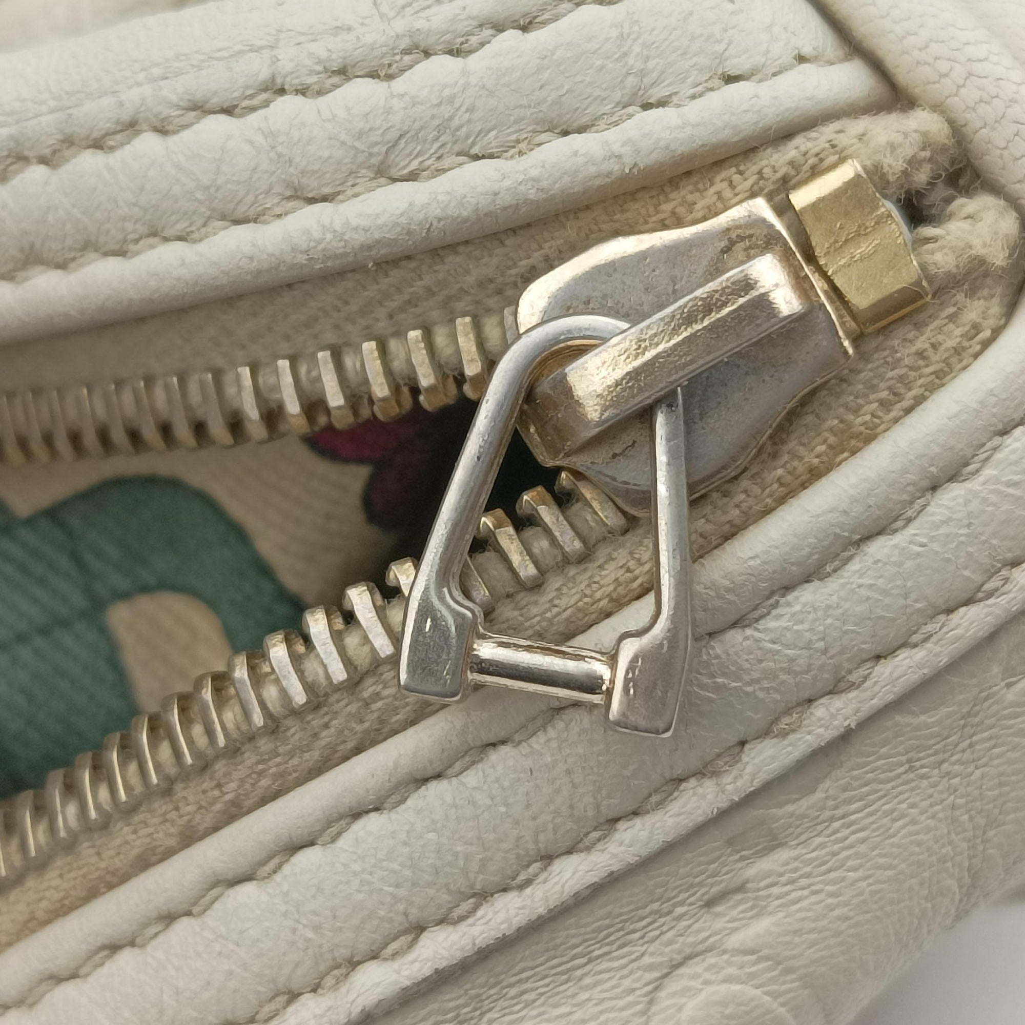 Pre-owned Gucci GG plus Spring Joy GG Supreme White Leather 193603 handbag | stylenewstar