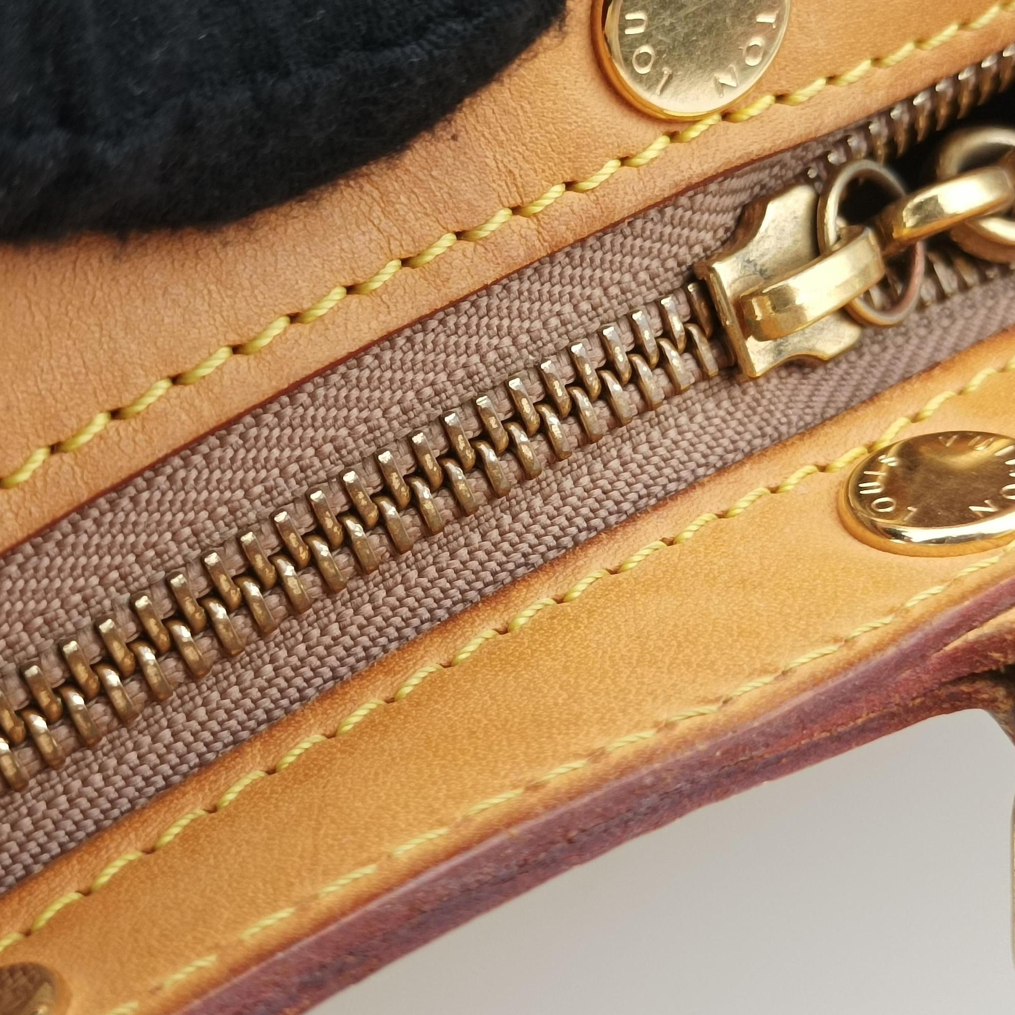 Vintage Louis Vuitton Brea MM Beige Poodle Vernis M91755 shoulderbag | stylenewstar