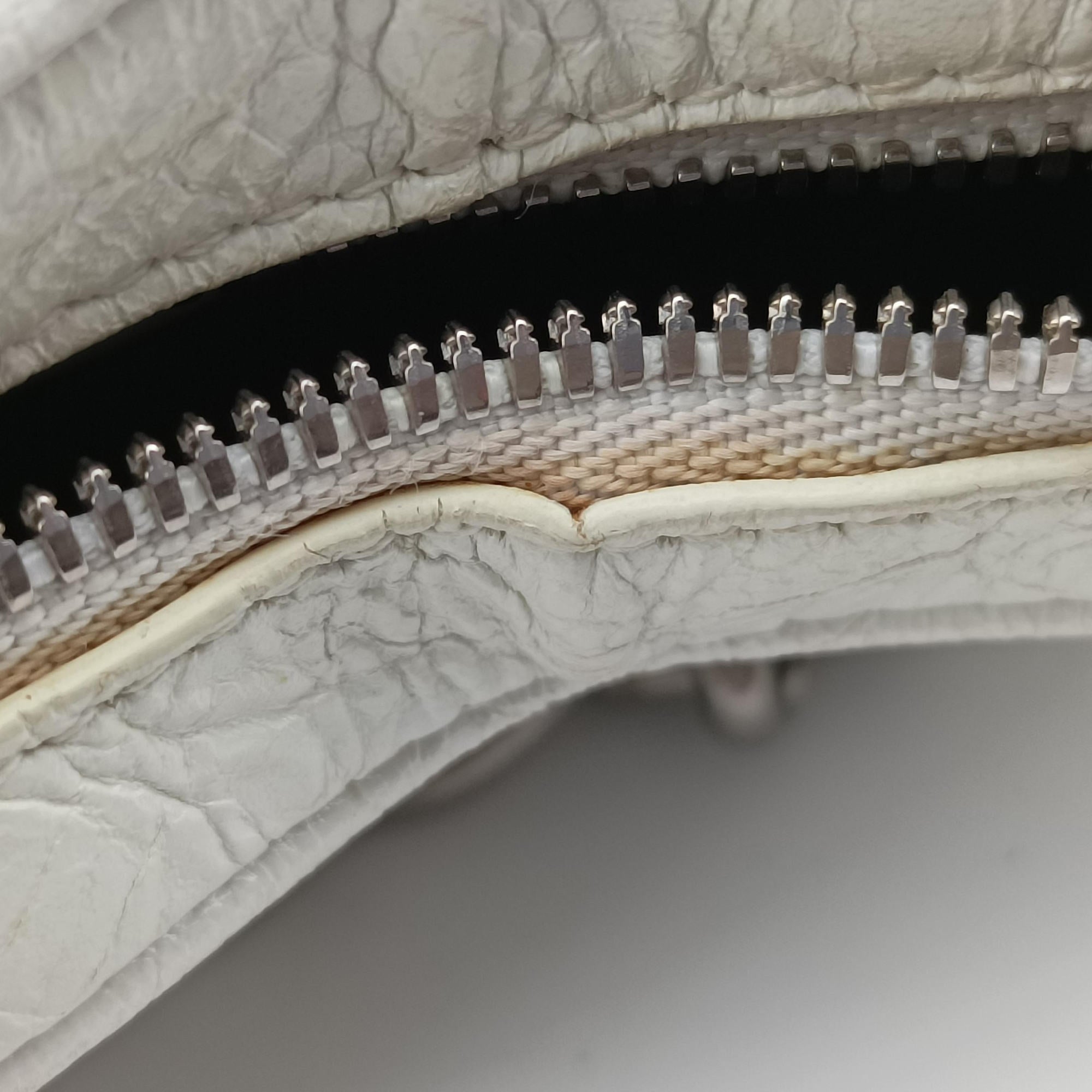 Pre-owned Balenciaga Le Cagole Heart Mini White lambskin  shoulderbag | stylenewstar