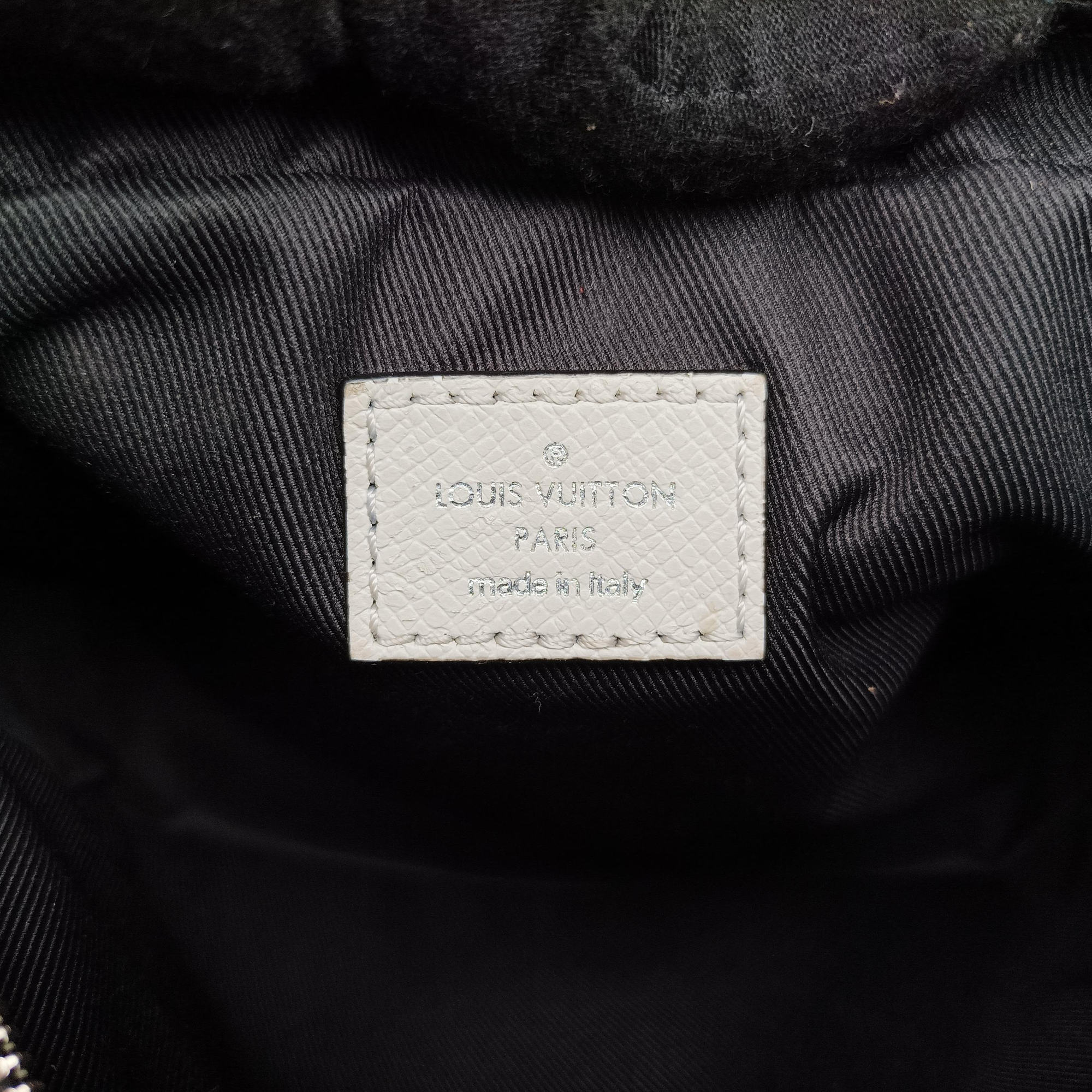 Secondhand Louis Vuitton Outdoor Taigarama Antarctica Taiga M30247 bum bag/waist bag | stylenewstar