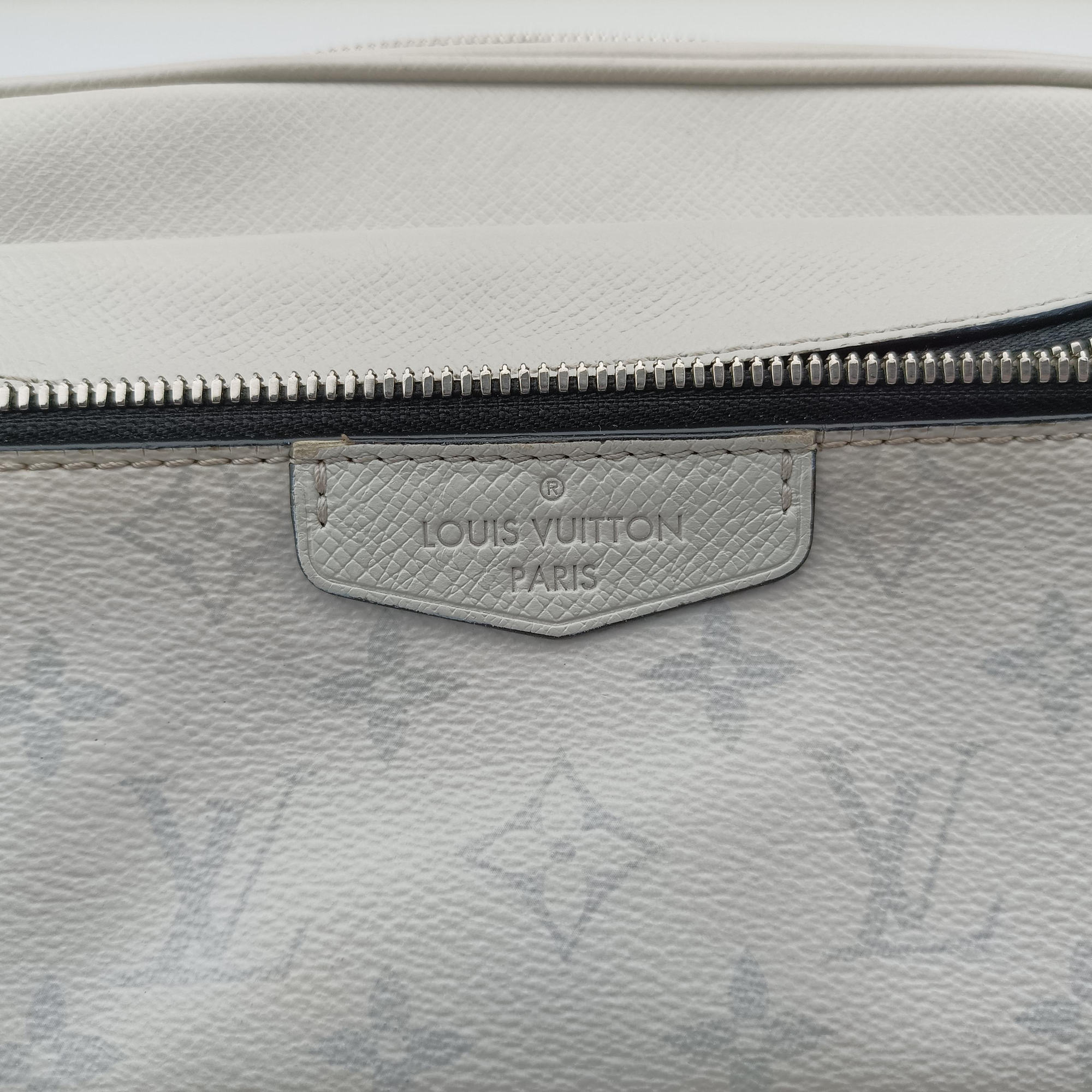 Secondhand Louis Vuitton Outdoor Taigarama Antarctica Taiga M30247 bum bag/waist bag | stylenewstar