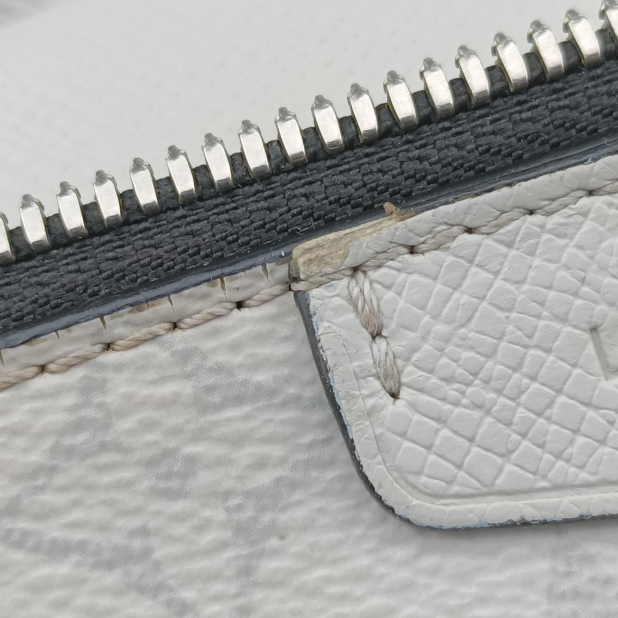 Secondhand Louis Vuitton Outdoor Taigarama Antarctica Taiga M30247 bum bag/waist bag | stylenewstar