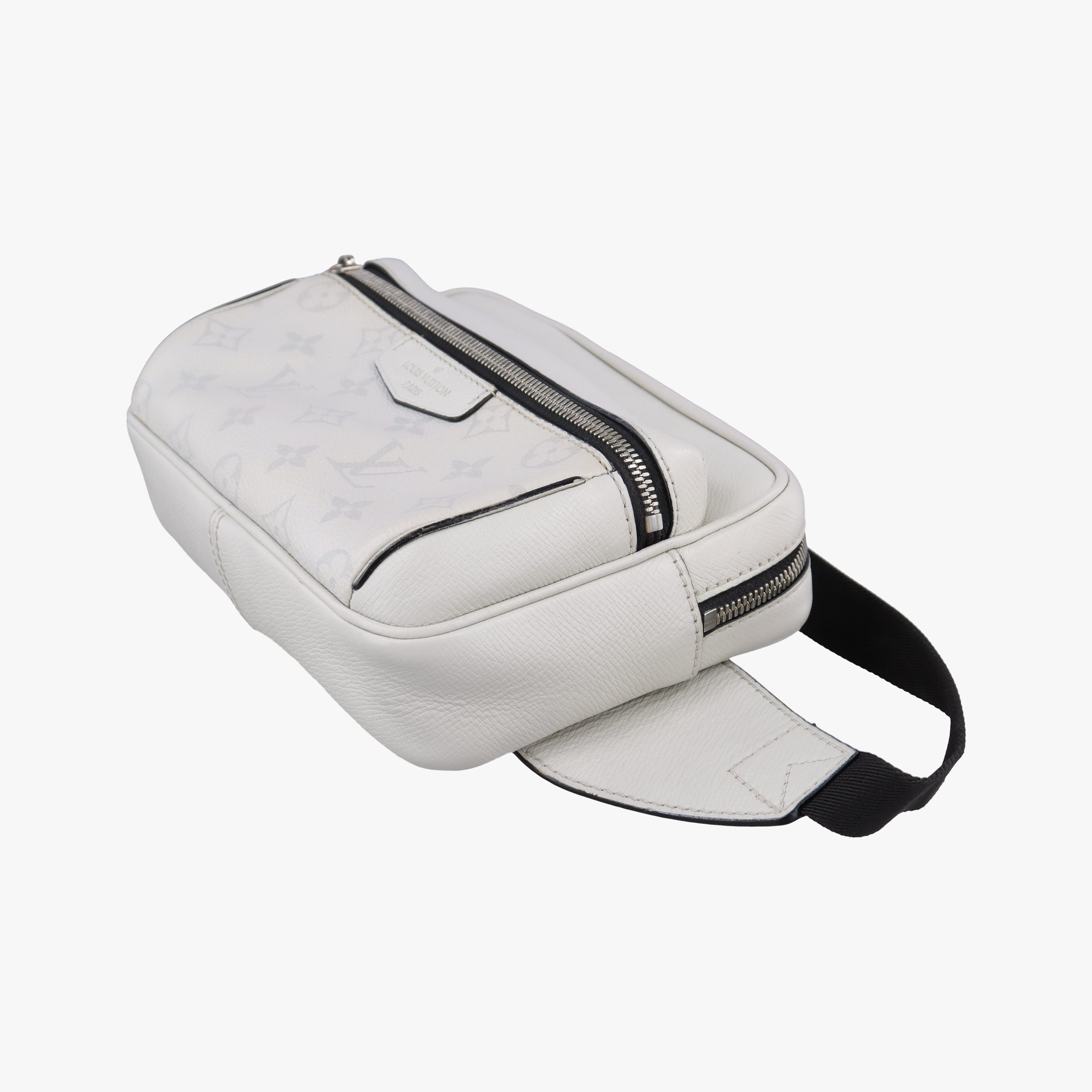 Secondhand Louis Vuitton Outdoor Taigarama Antarctica Taiga M30247 bum bag/waist bag | stylenewstar