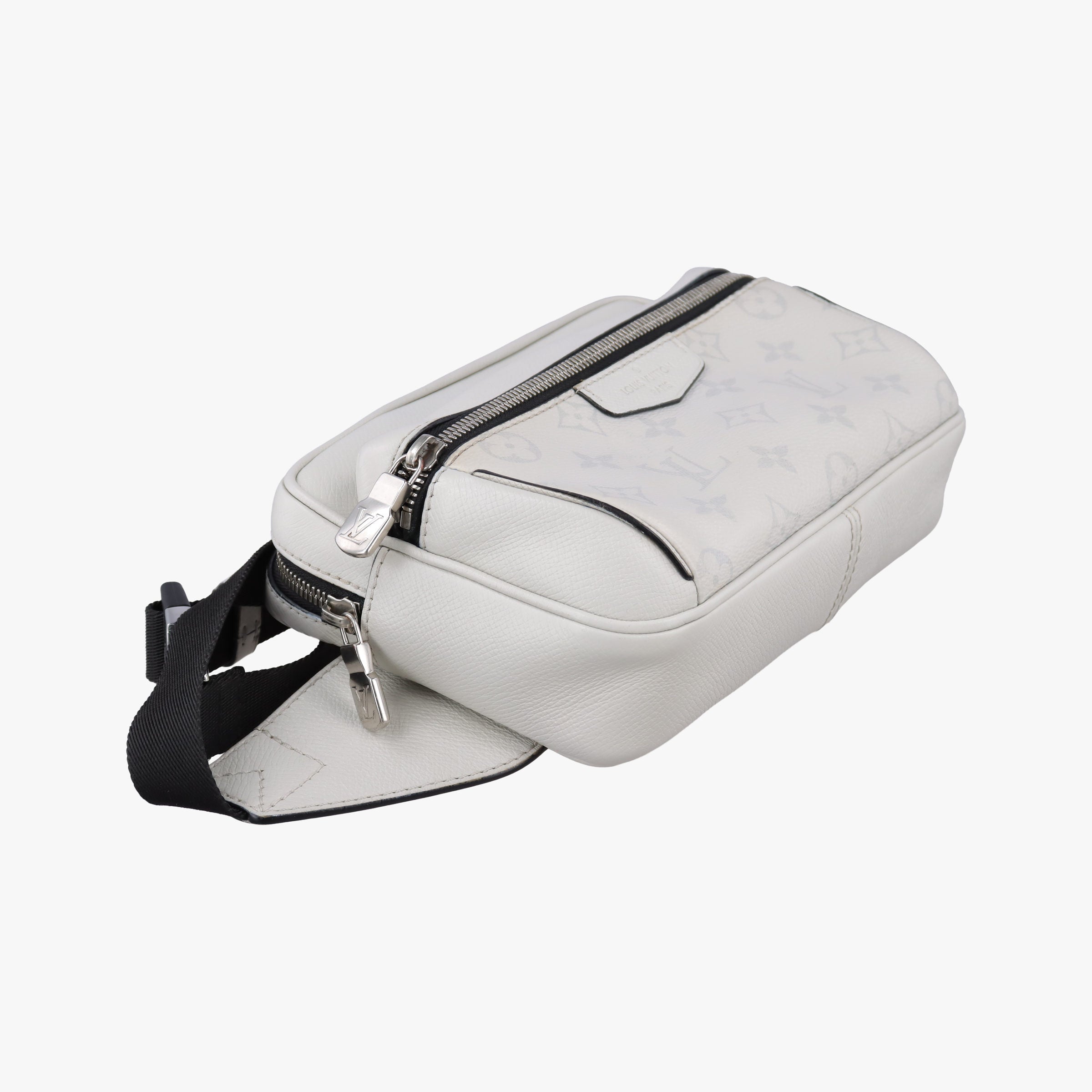 Secondhand Louis Vuitton Outdoor Taigarama Antarctica Taiga M30247 bum bag/waist bag | stylenewstar