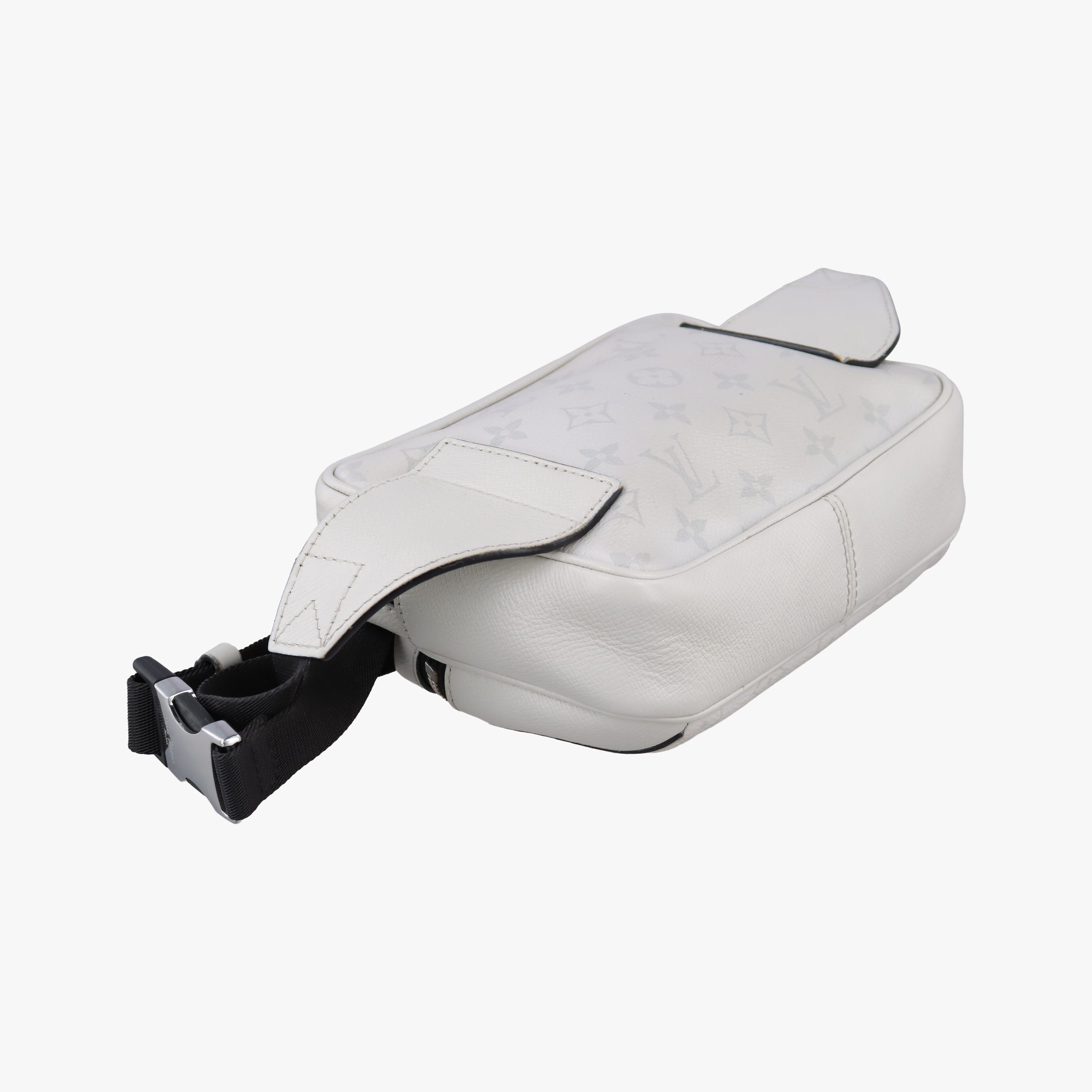 Secondhand Louis Vuitton Outdoor Taigarama Antarctica Taiga M30247 bum bag/waist bag | stylenewstar