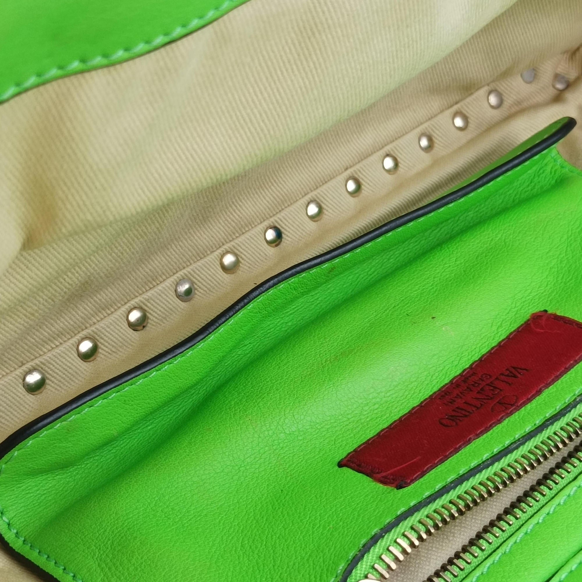 Pre-owned Valentino Rockstud Green Leather  shoulderbag | stylenewstar